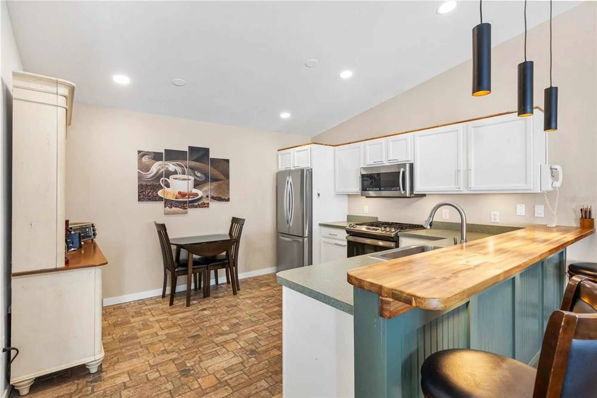 Property Slideshow image 7 of 30 | 17370 se 82nd roslyn ct, The Villages, FL, 32162