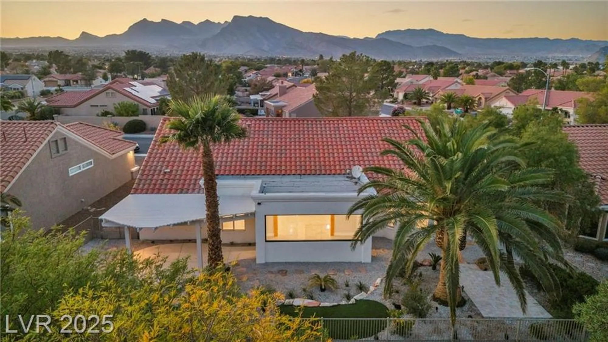 Property Slideshow image 33 of 70 | 2920 crown ridge dr, Las Vegas, NV, 89134