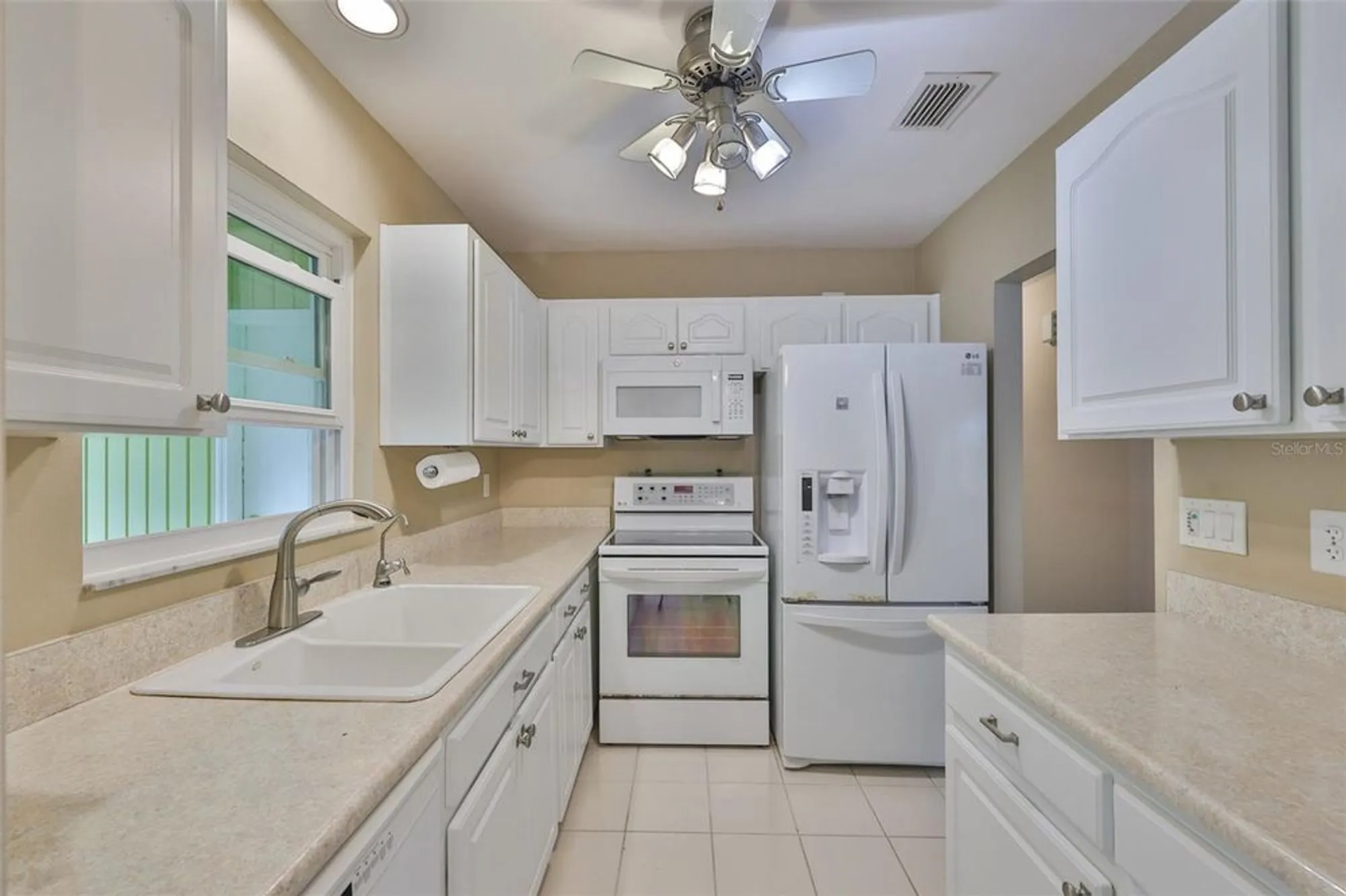Property Slideshow image 12 of 36 | 2206 horsham pl, Sun City Center, FL, 33573