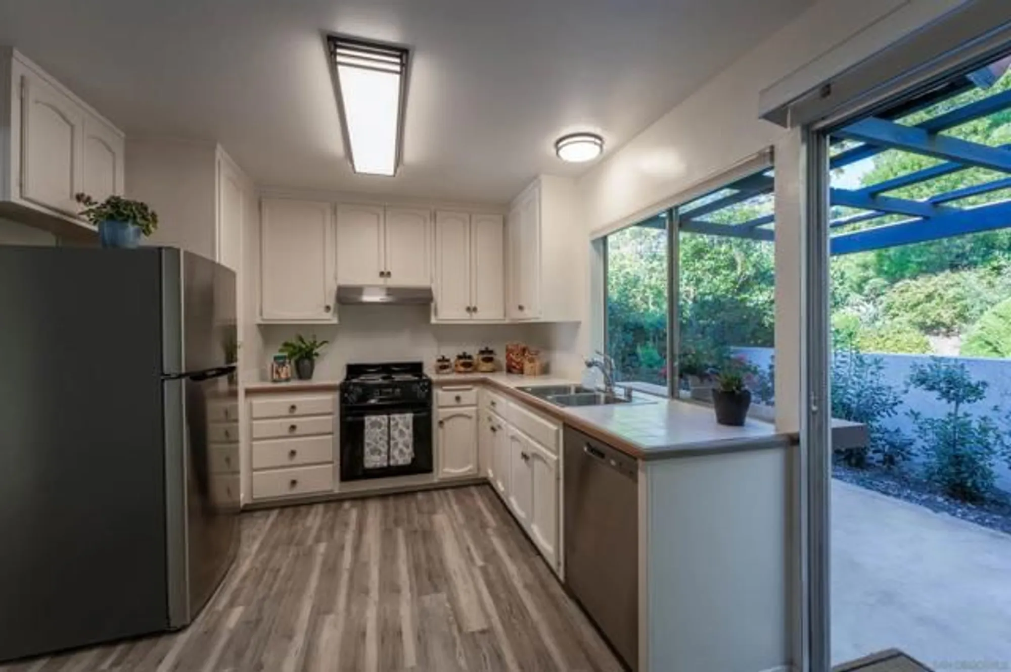 Property Slideshow image 7 of 29 | 12780 avenida la valencia unit 163, San Diego, CA, 92128