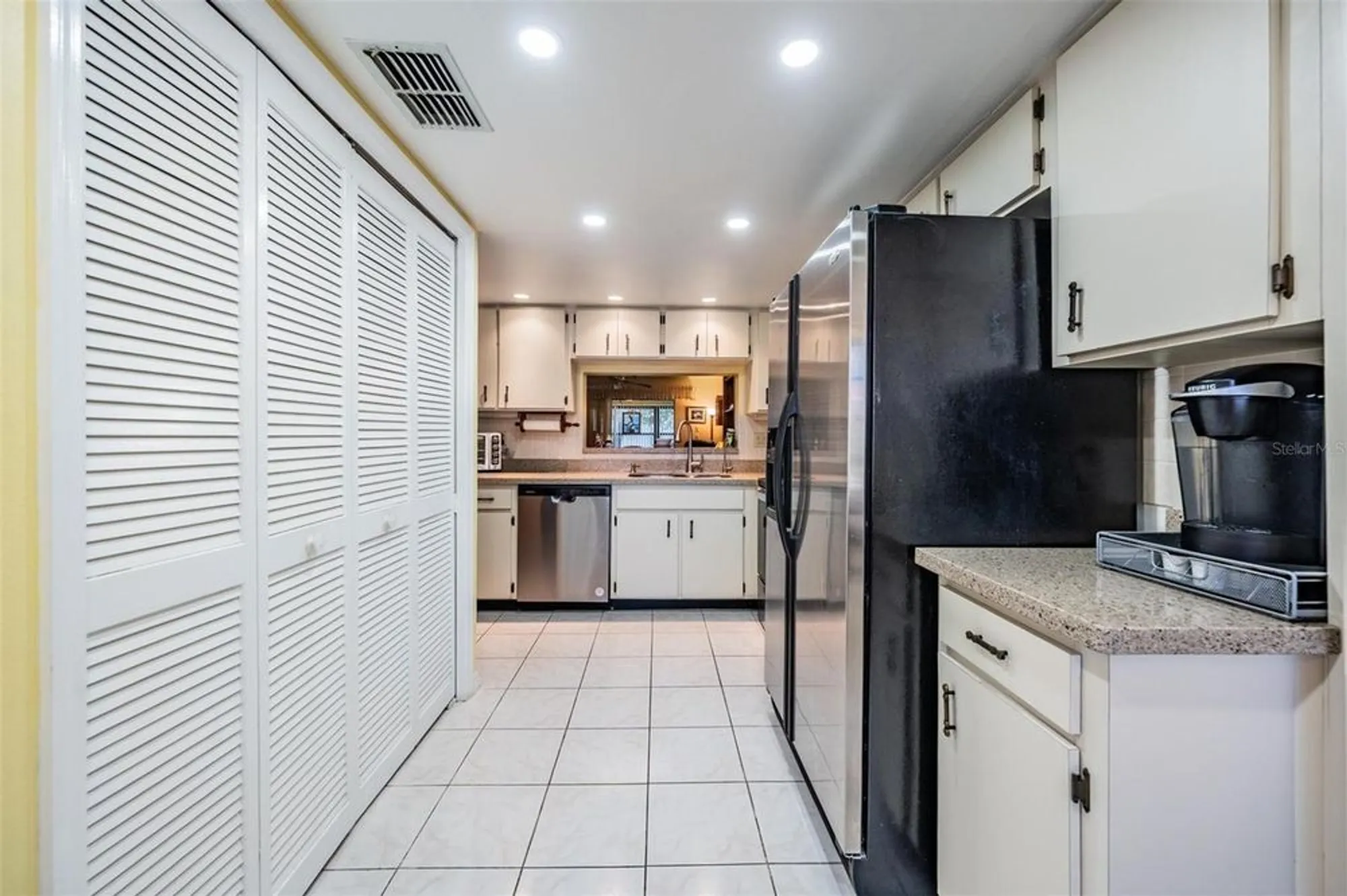 Property Slideshow image 8 of 35 | 2020 lakeview dr 102, Clearwater, FL, 33763