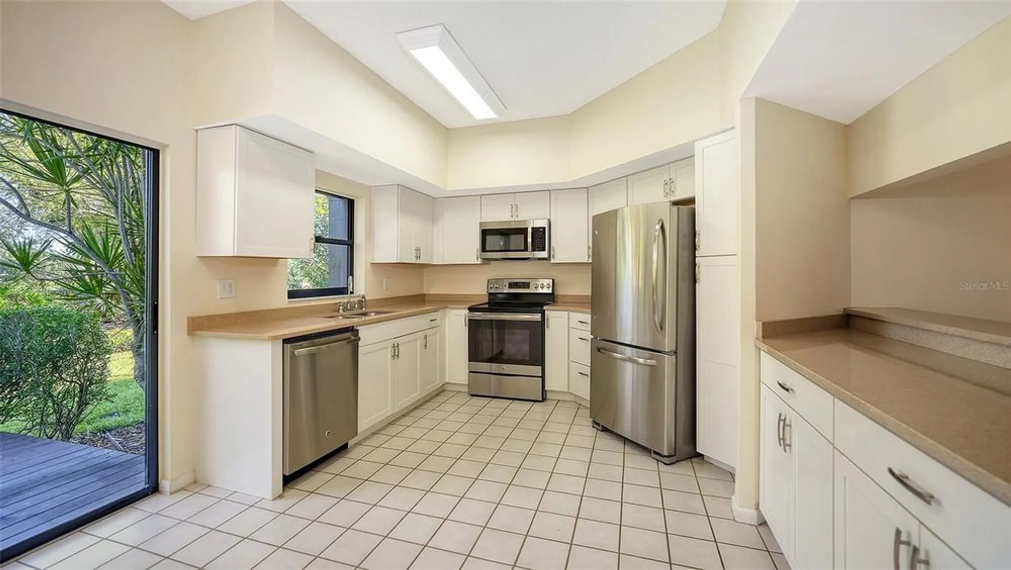 Property Slideshow image 12 of 72 | 1603 starling dr # 101, Sarasota, FL, 34231
