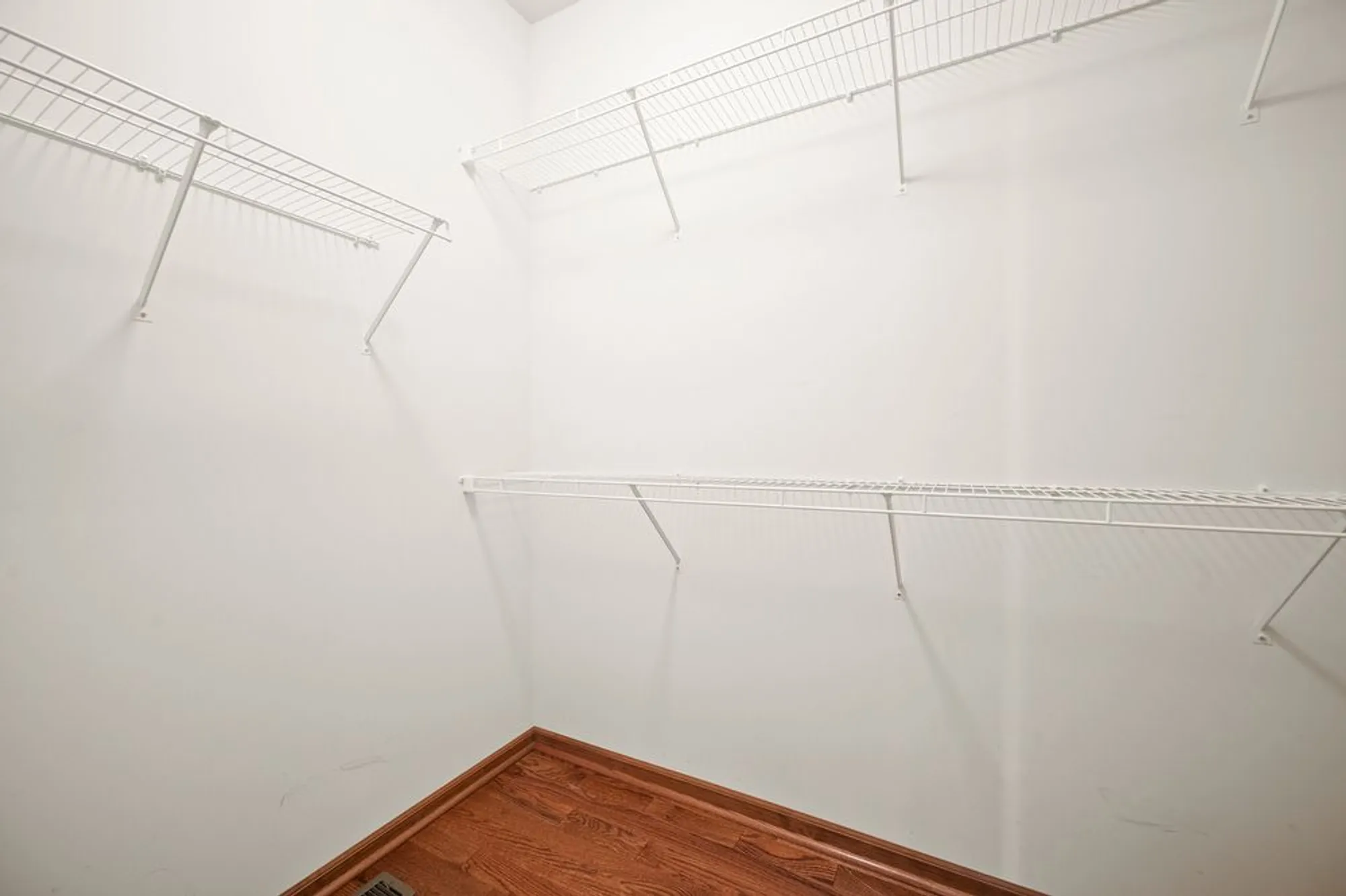 Property Slideshow image 19 of 30 | 1176 heathrow ln, Aurora, IL, 60502