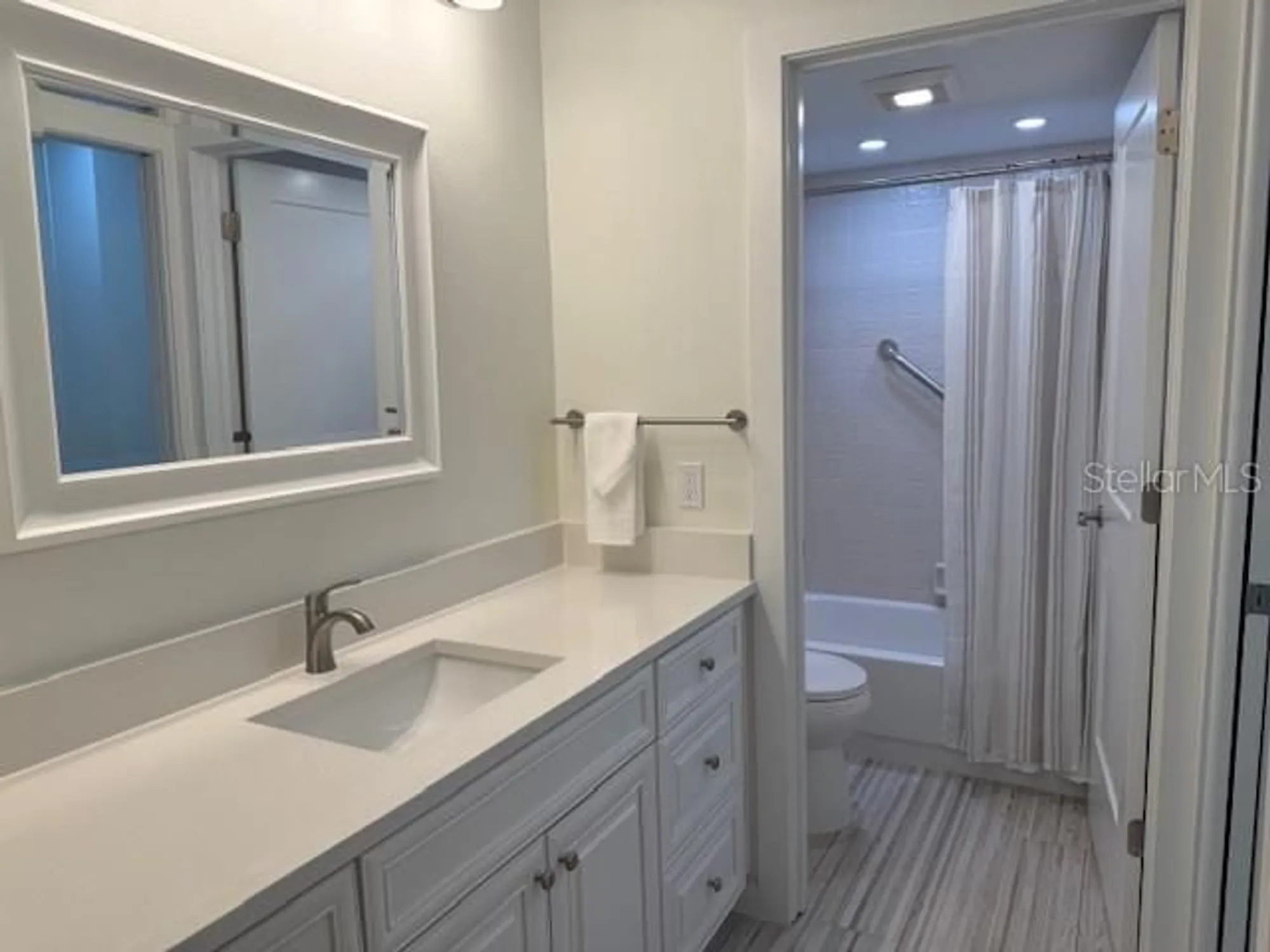 Property Slideshow image 11 of 22 | 6120 country club way 207, Sarasota, FL, 34243