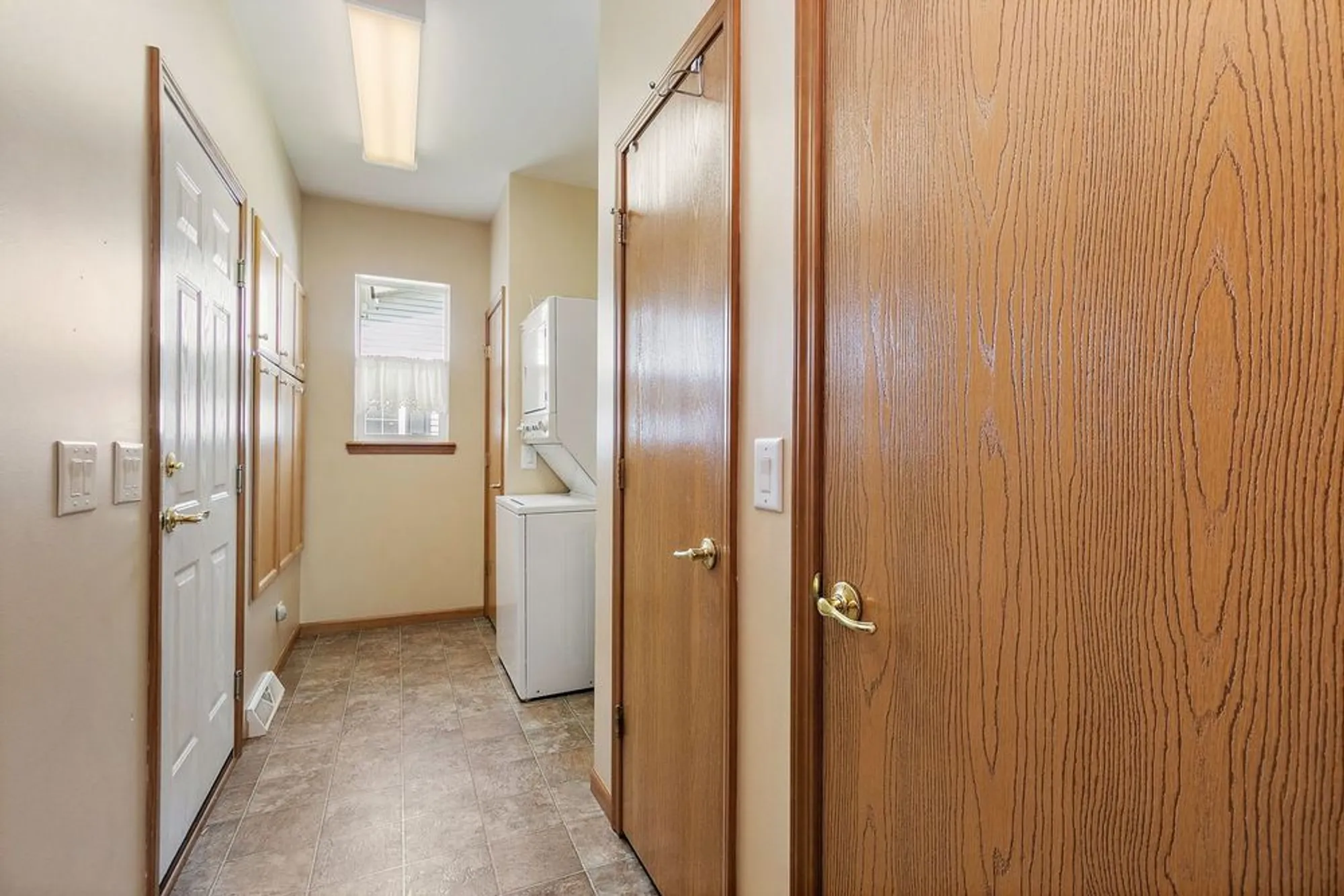 Property Slideshow image 21 of 31 | 115 hunter ct, Grayslake, IL, 60030