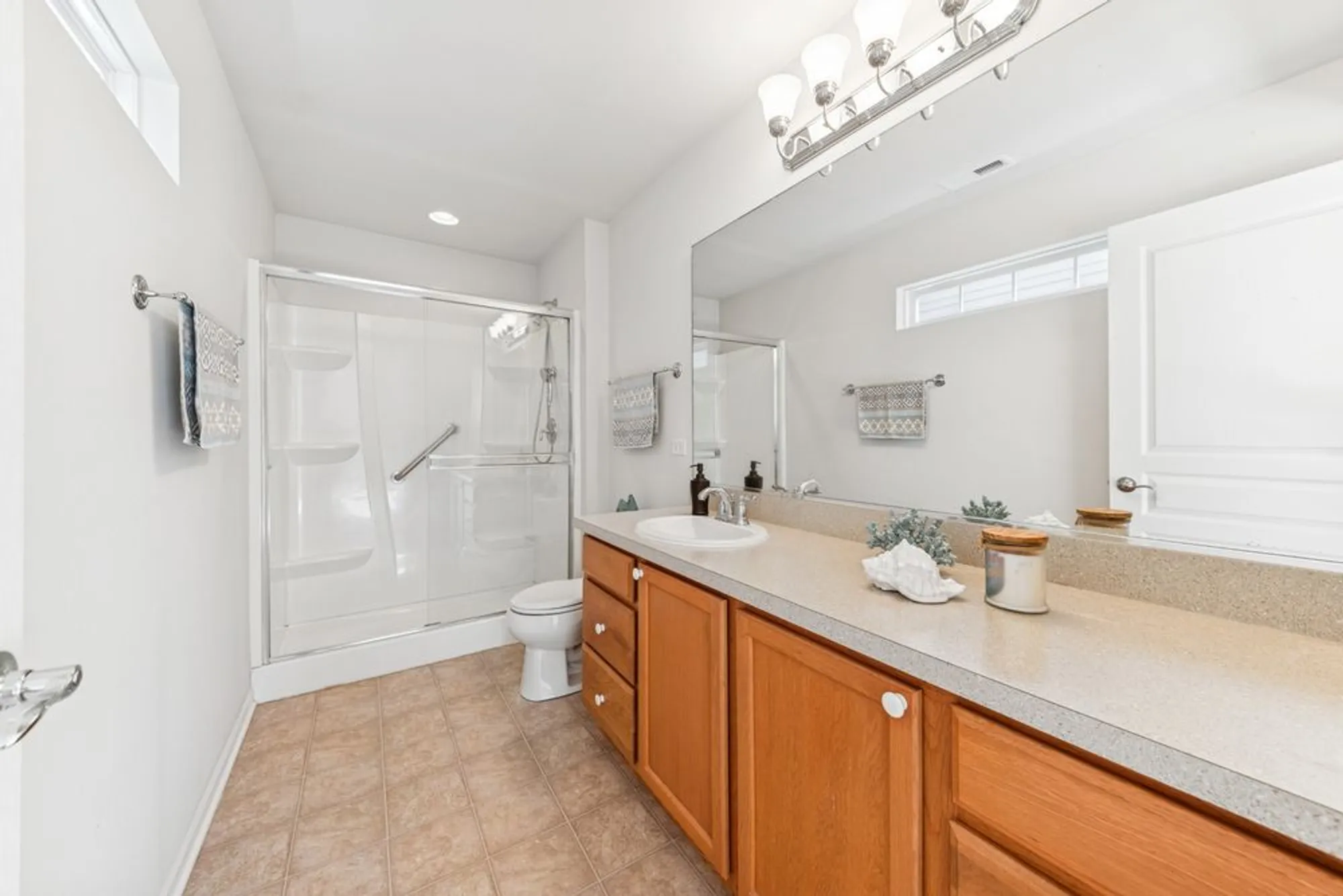 Property Slideshow image 15 of 28 | 2920 stoney creek dr, Elgin, IL, 60124