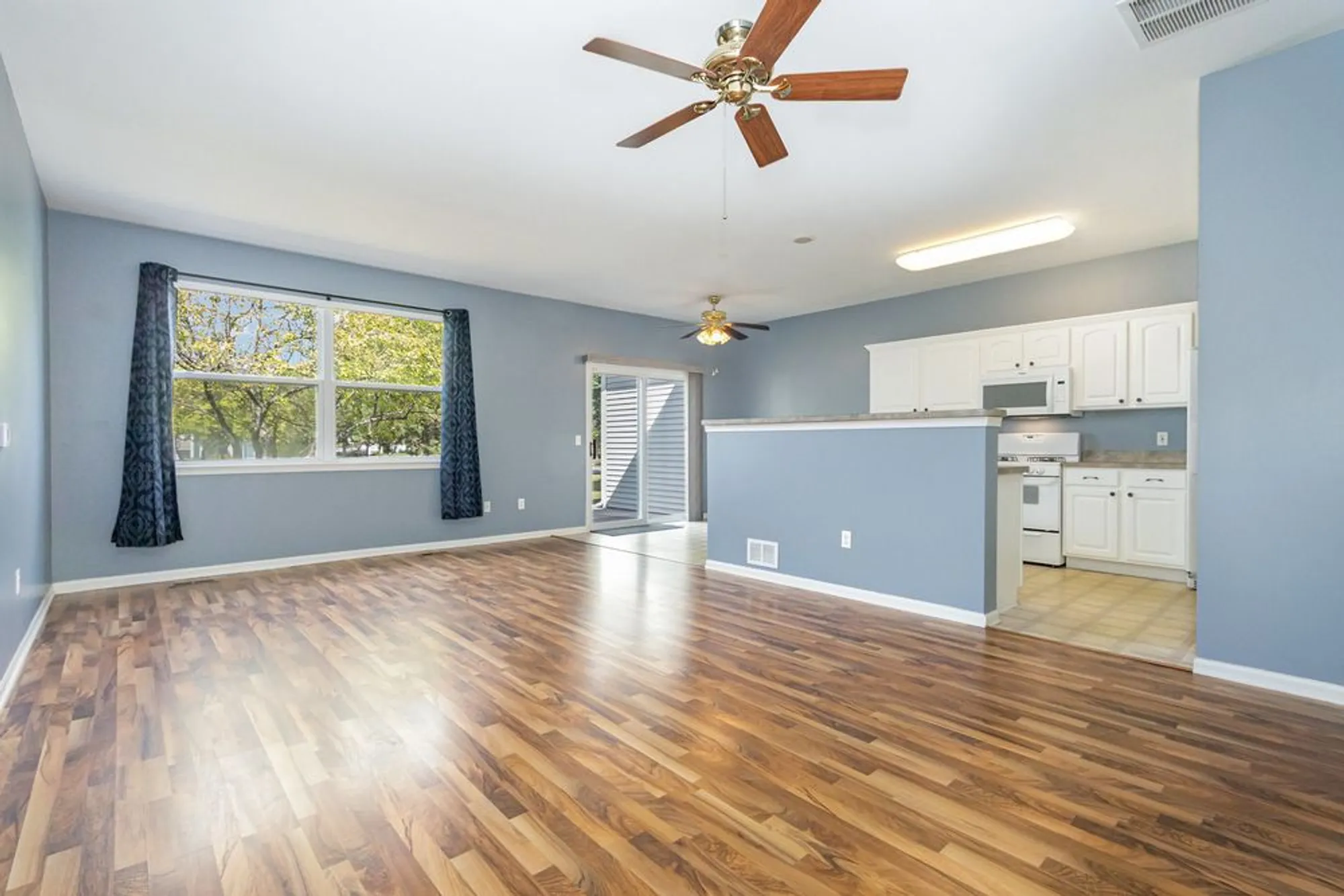 Property Slideshow image 4 of 16 | 1532 w cadillac cir, Romeoville, IL, 60446