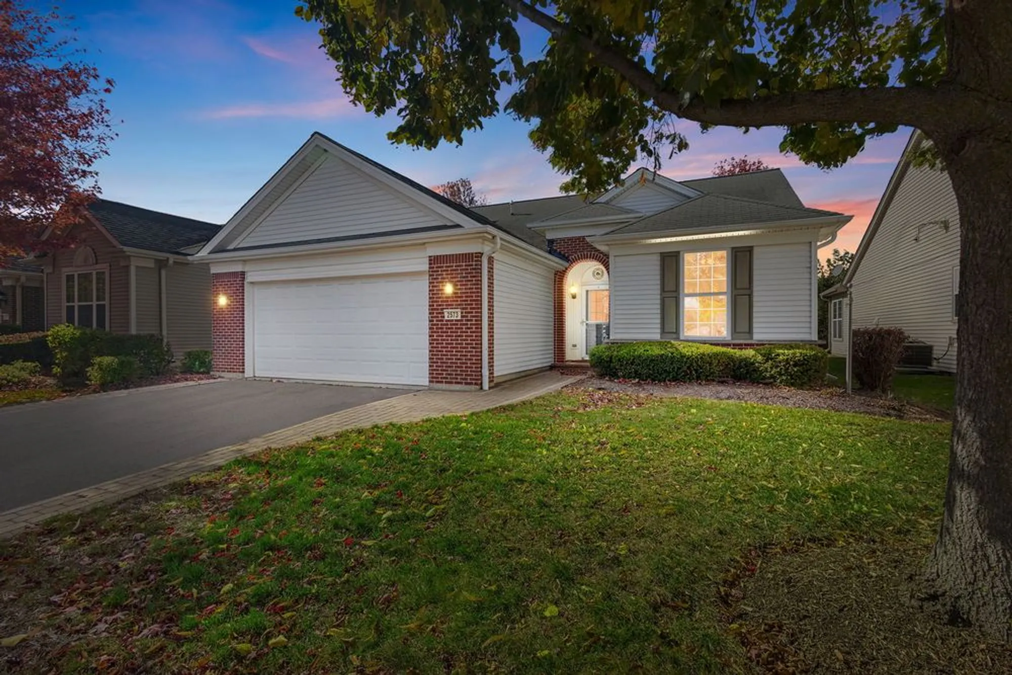 Property Slideshow image 17 of 26 | 2573 venetian ln, Elgin, IL, 60124