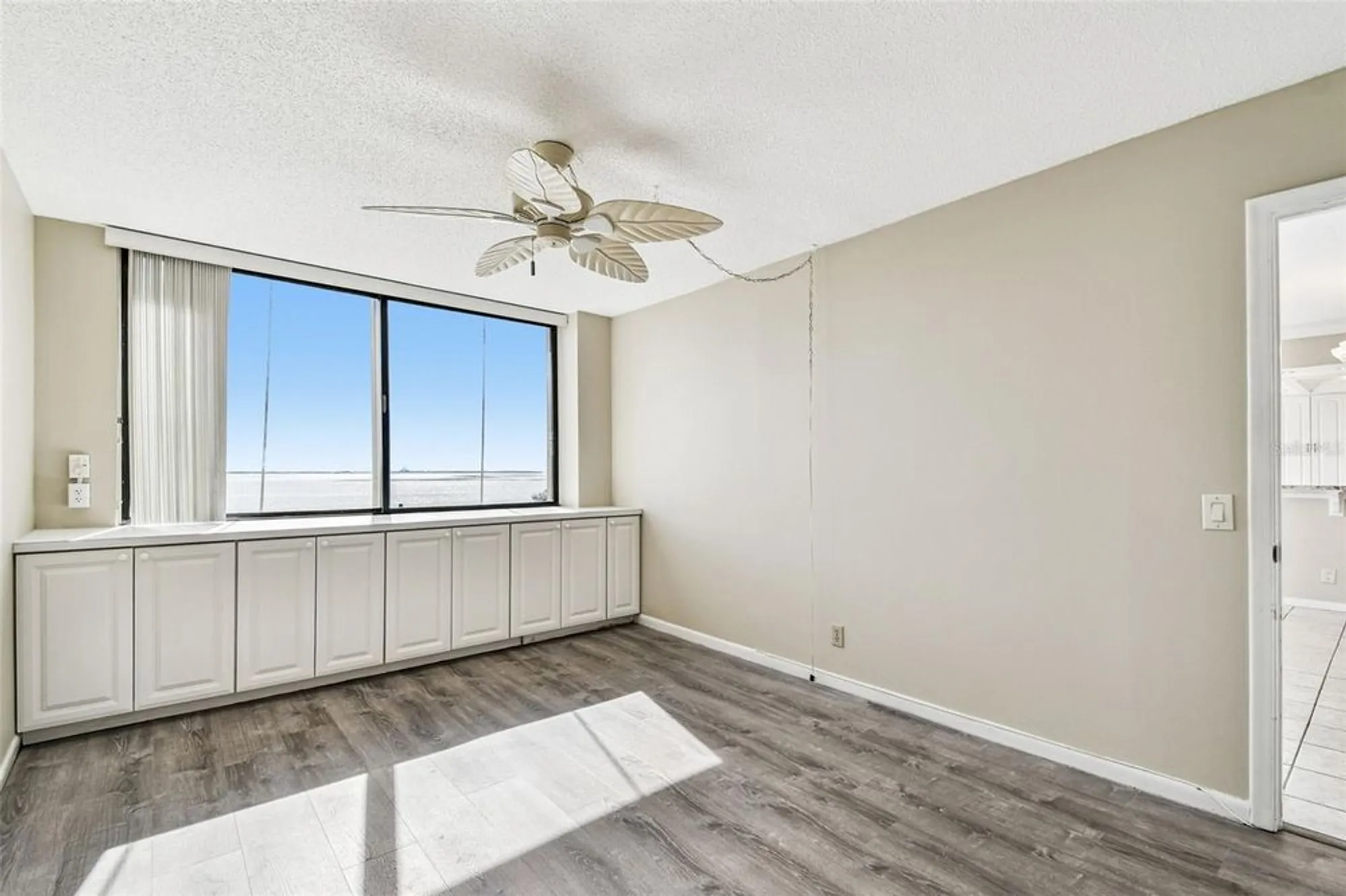 Property Slideshow image 4 of 49 | 6104 palma del mar blvd s apt 402, St Petersburg, FL, 33715