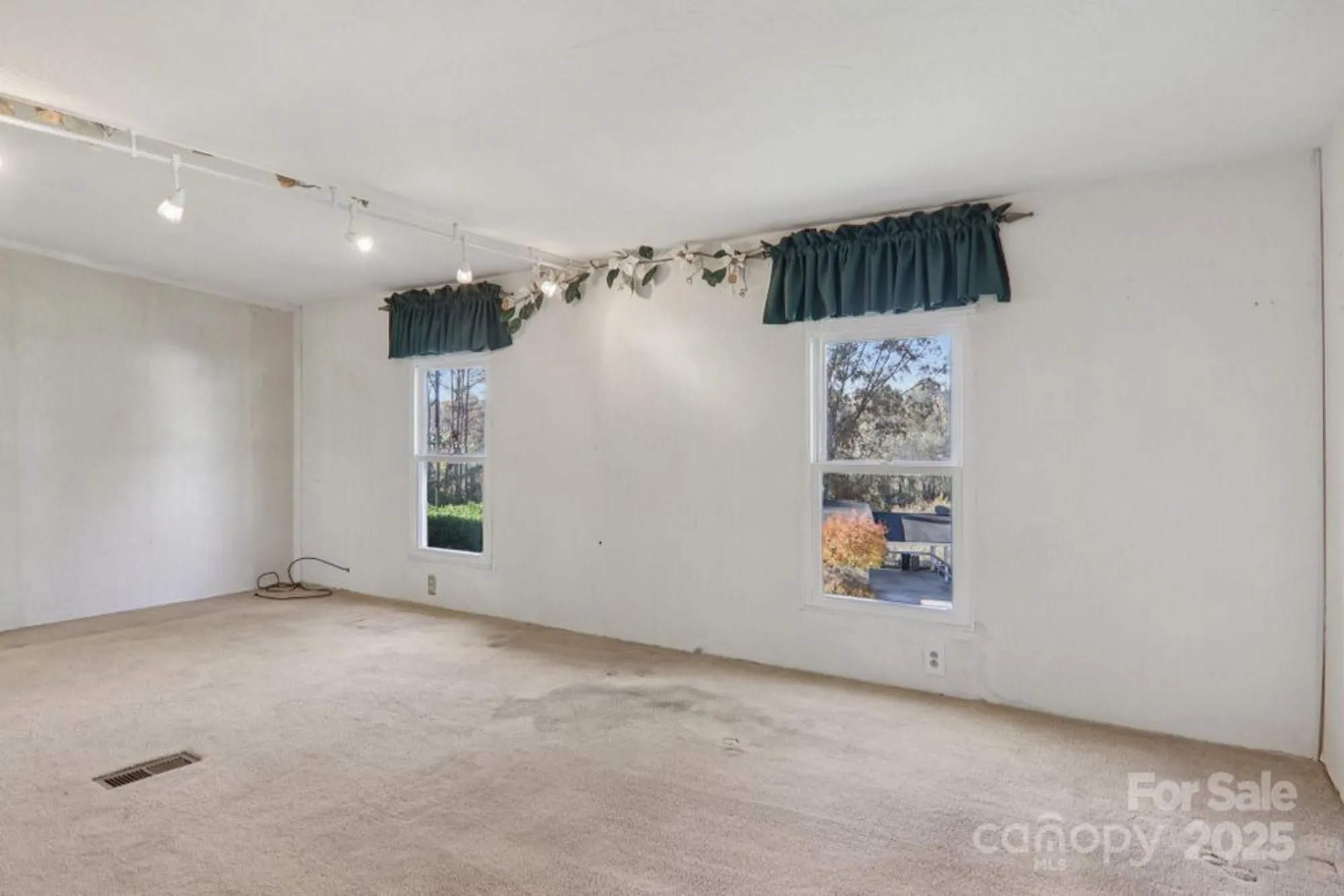 Property Slideshow image 23 of 44 | 201 cranbrook cir, Hendersonville, NC, 28792