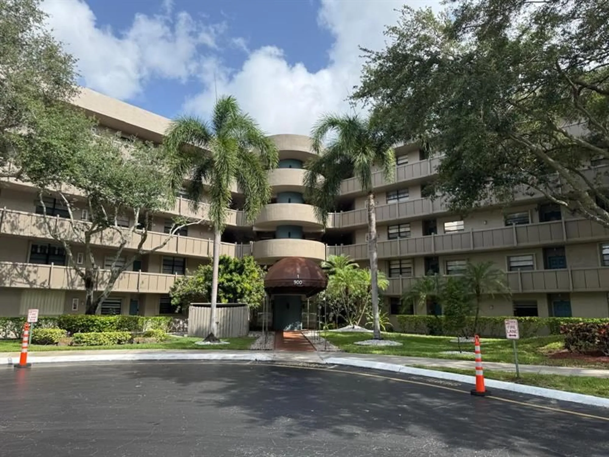 Property Slideshow image 38 of 60 | 900 colony point cir 407, Pembroke Pines, FL, 33026
