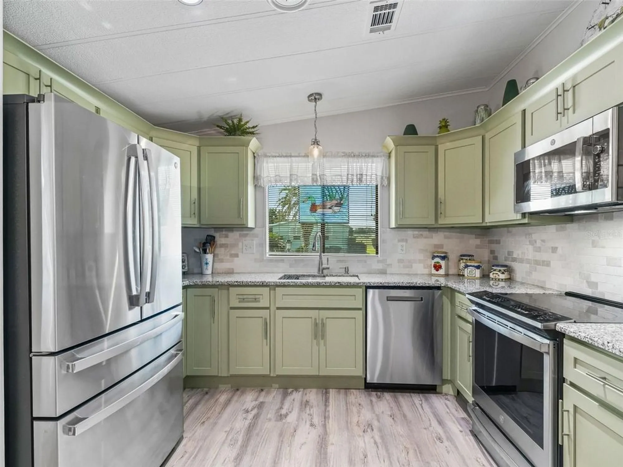 Property Slideshow image 8 of 37 | 1708 lauren ln, Lady Lake, FL, 32159