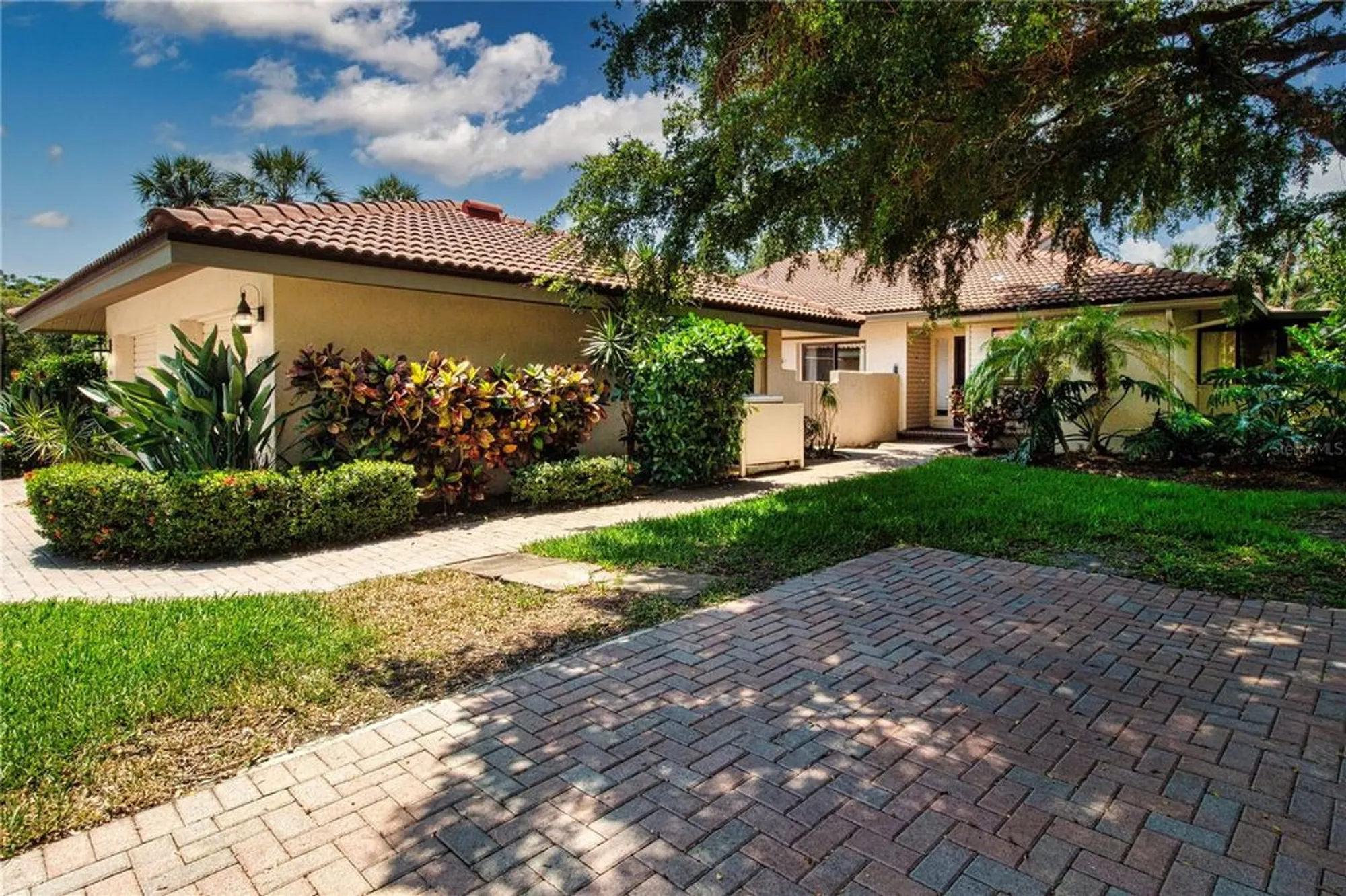 Property Slideshow image 1 of 48 | 4812 kestral park cir 20, Sarasota, FL, 34231