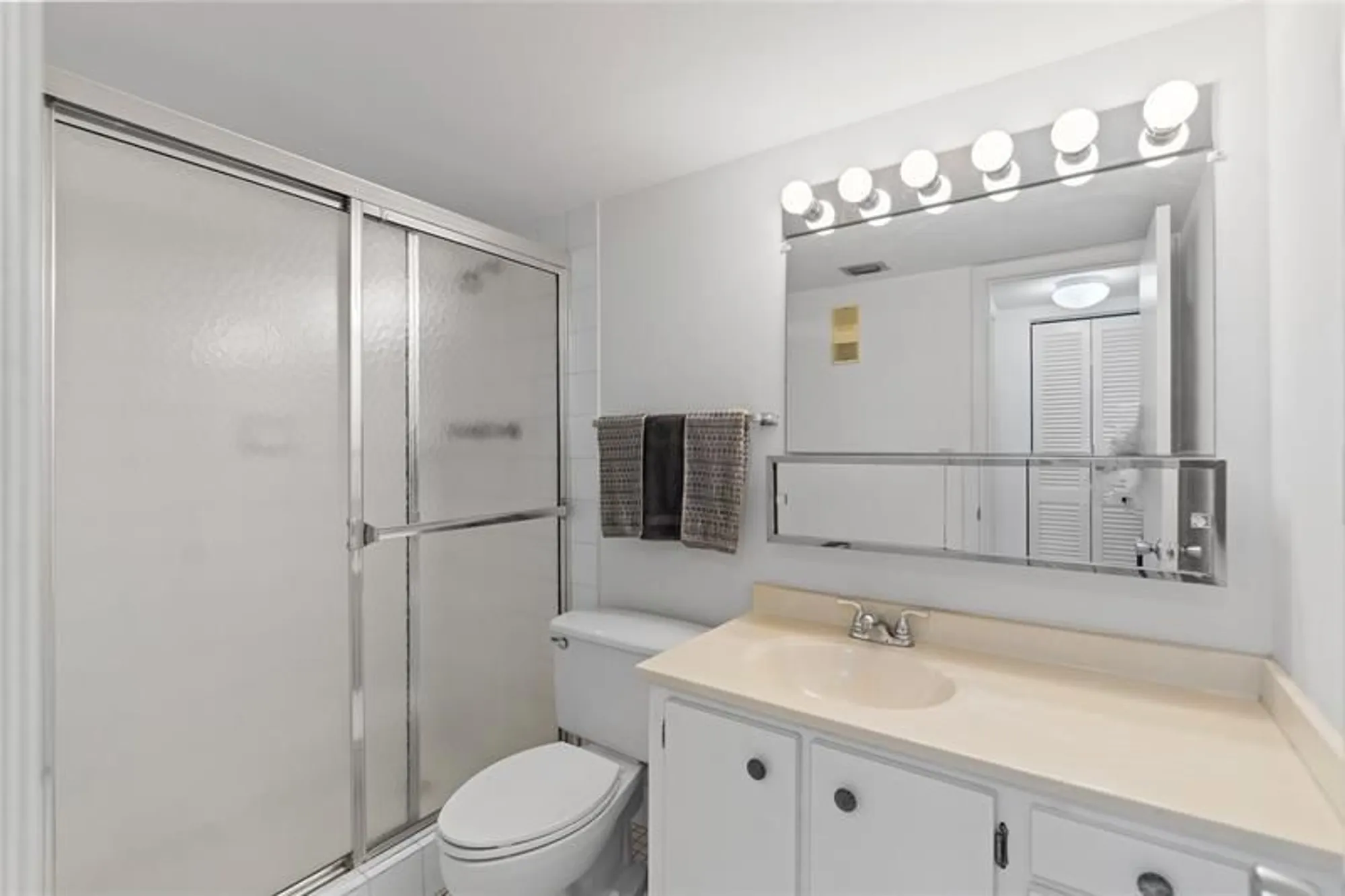 Property Slideshow image 17 of 38 | 900 colony point cir 511, Pembroke Pines, FL, 33026