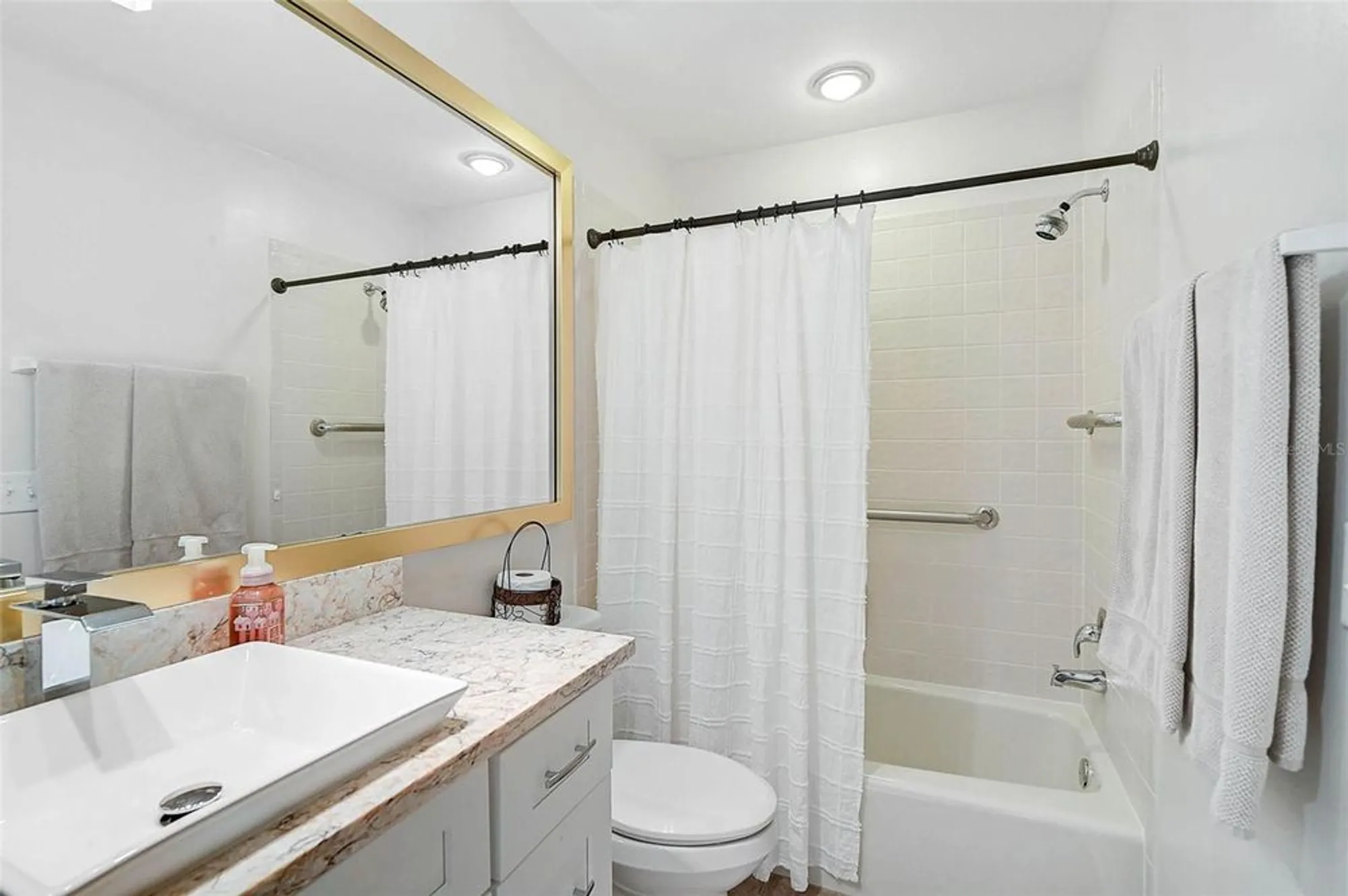 Property Slideshow image 13 of 61 | 3890 wilshire cir 27, Sarasota, FL, 34238