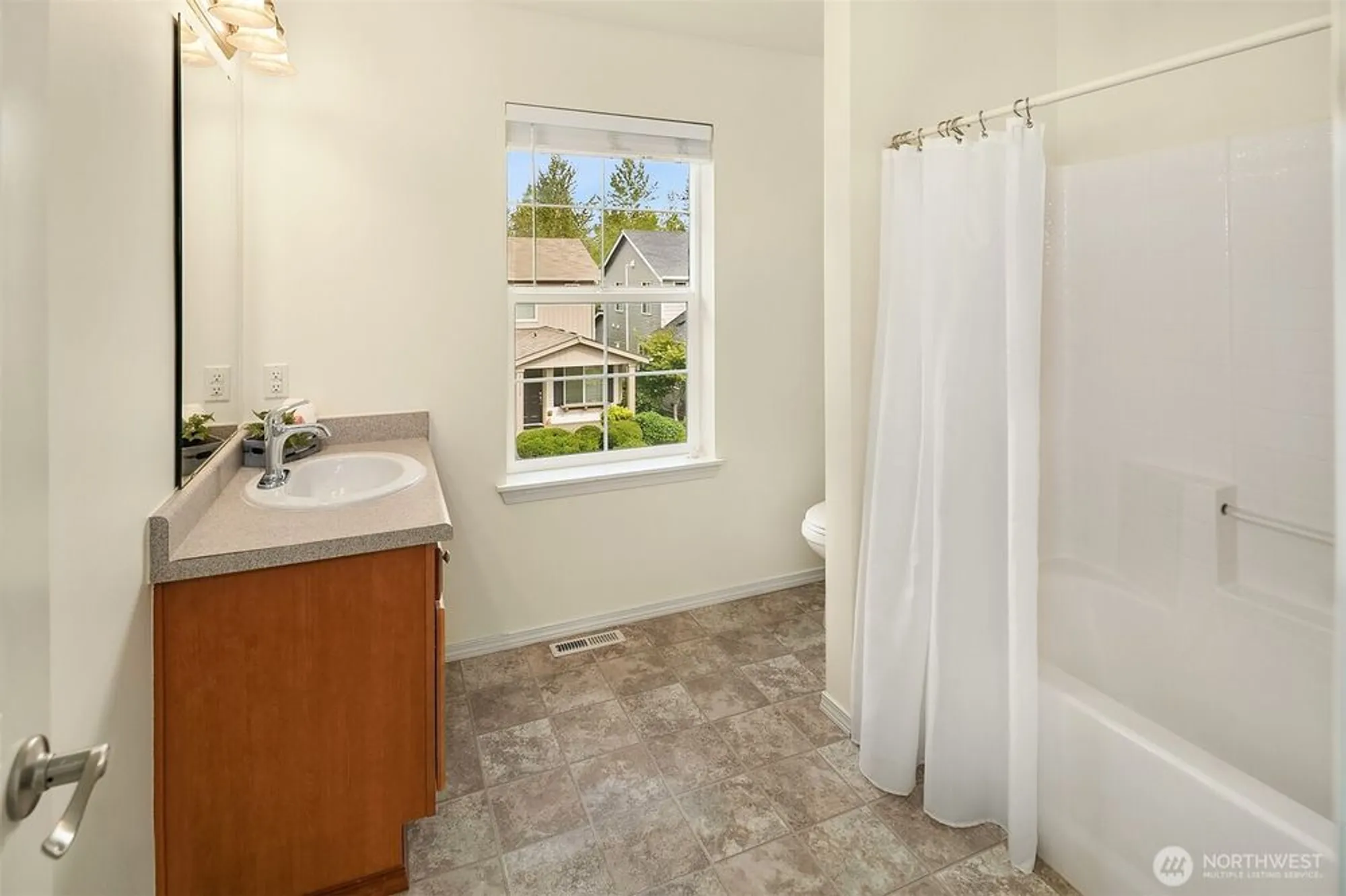 Property Slideshow image 12 of 15 | 23905 ne 113th ln # 4, Redmond, WA, 98053