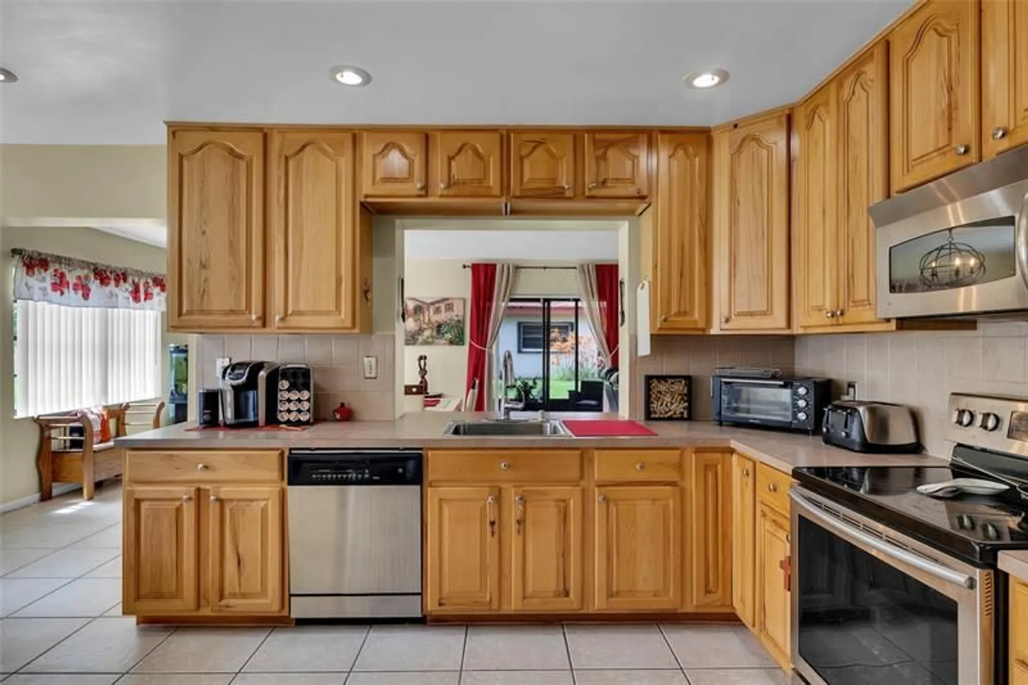 Property Slideshow image 33 of 50 | 9802 nw 75th ct, Tamarac, FL, 33321