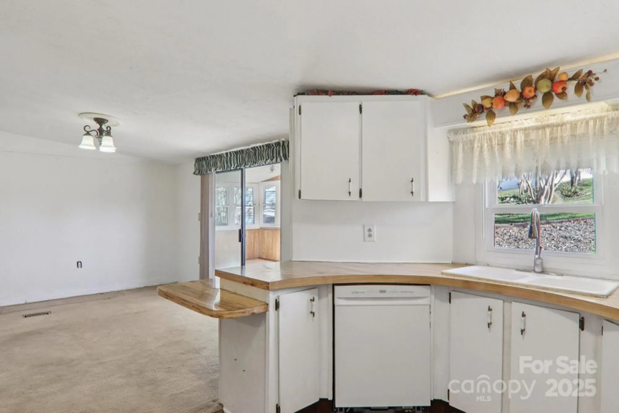 Property Slideshow image 17 of 44 | 201 cranbrook cir, Hendersonville, NC, 28792