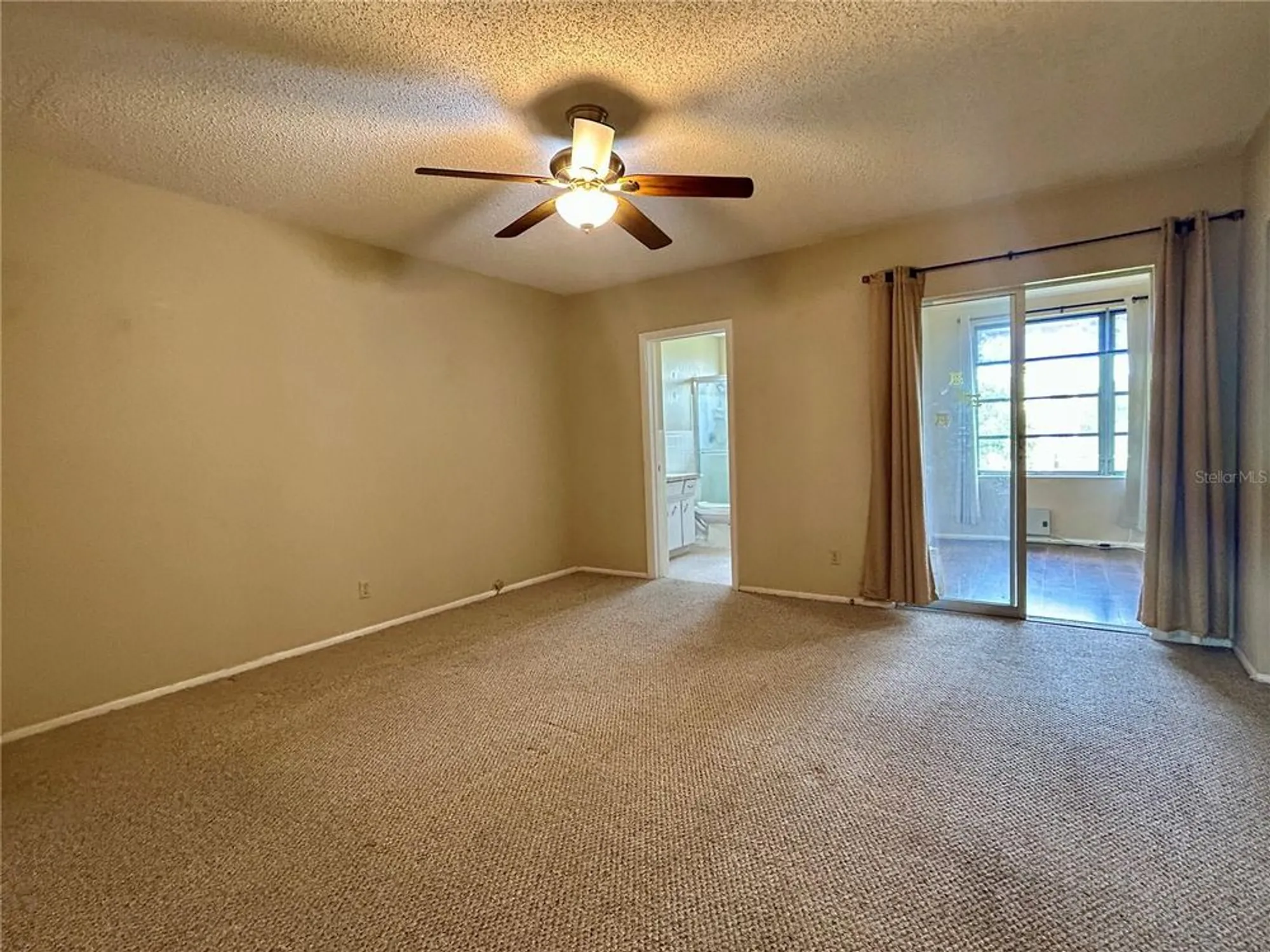 Property Slideshow image 18 of 48 | 2402 ecuadorian way apt 28, Clearwater, FL, 33763