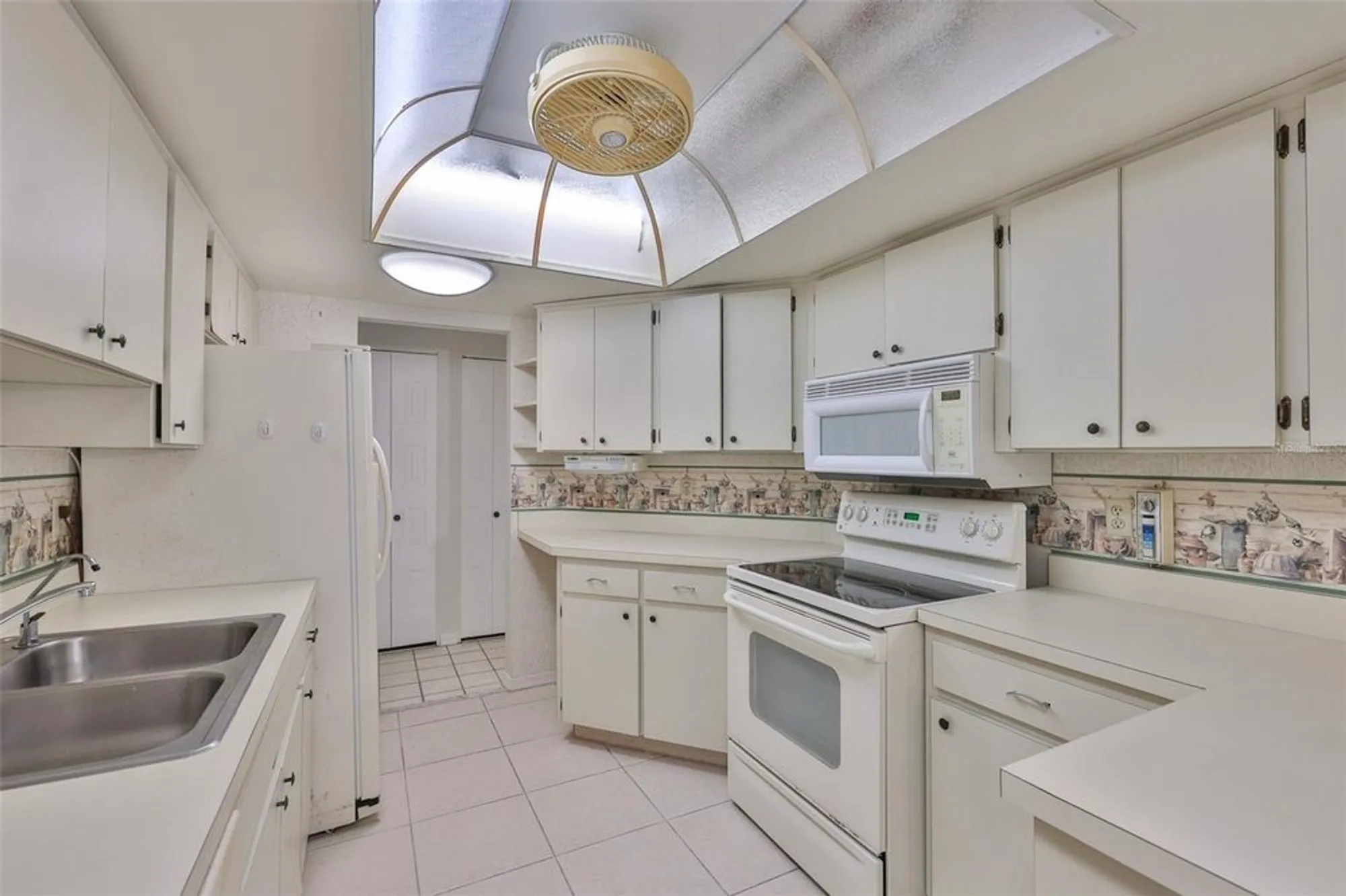 Property Slideshow image 17 of 45 | 2026 hawkhurst cir, Sun City Center, FL, 33573