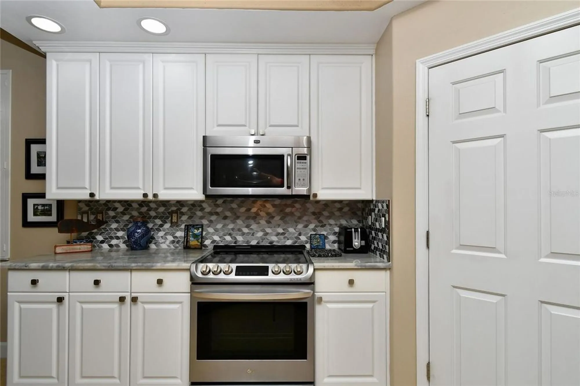 Property Slideshow image 13 of 31 | 3336 sunset key cir b, Punta Gorda, FL, 33955