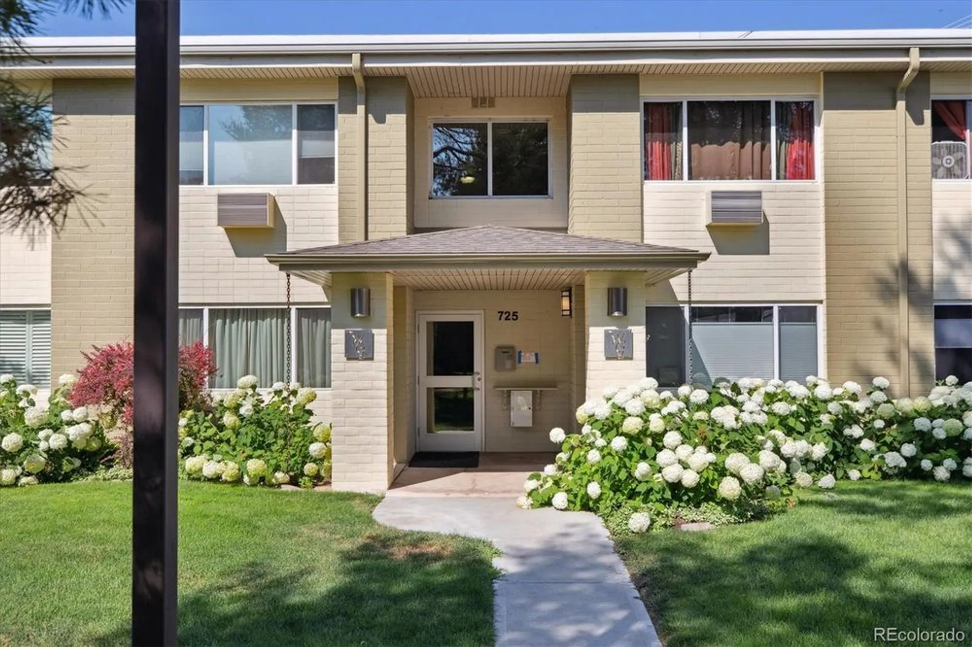 Property Slideshow image 2 of 19 | 725 s clinton st 2b, Denver, CO, 80247