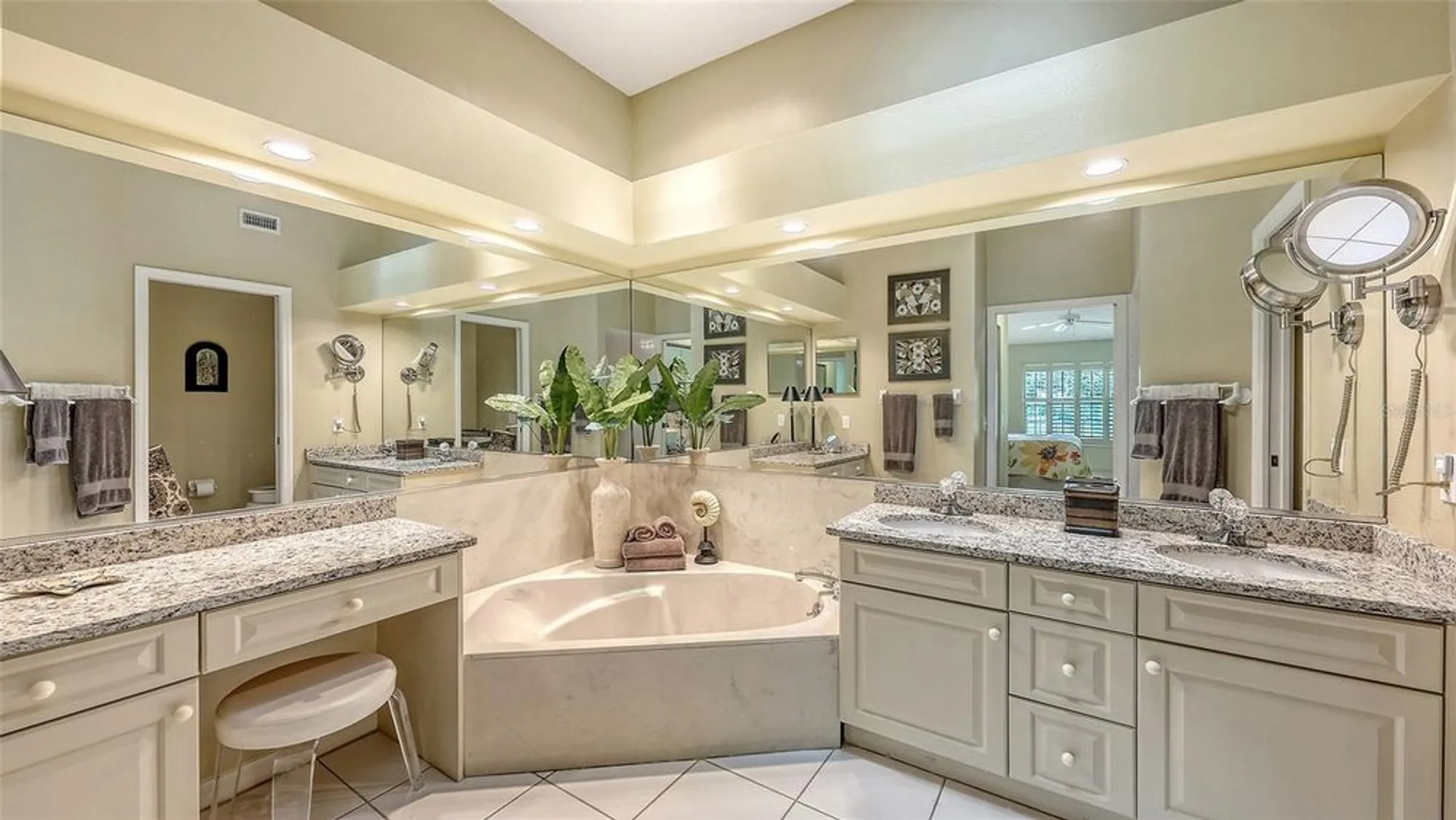 Property Slideshow image 19 of 35 | 5568 country club way, Sarasota, FL, 34243