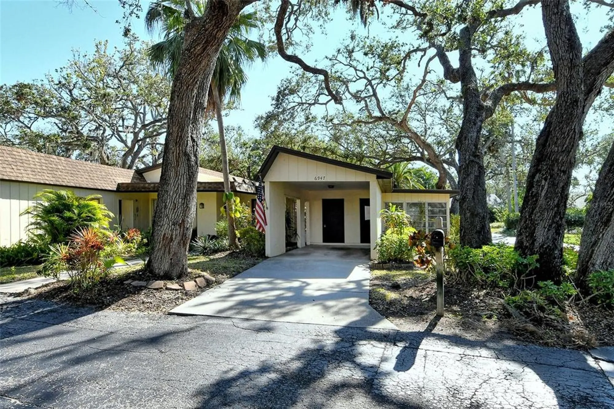 Property Slideshow image 4 of 37 | 6947 woodwind dr 77, Sarasota, FL, 34231