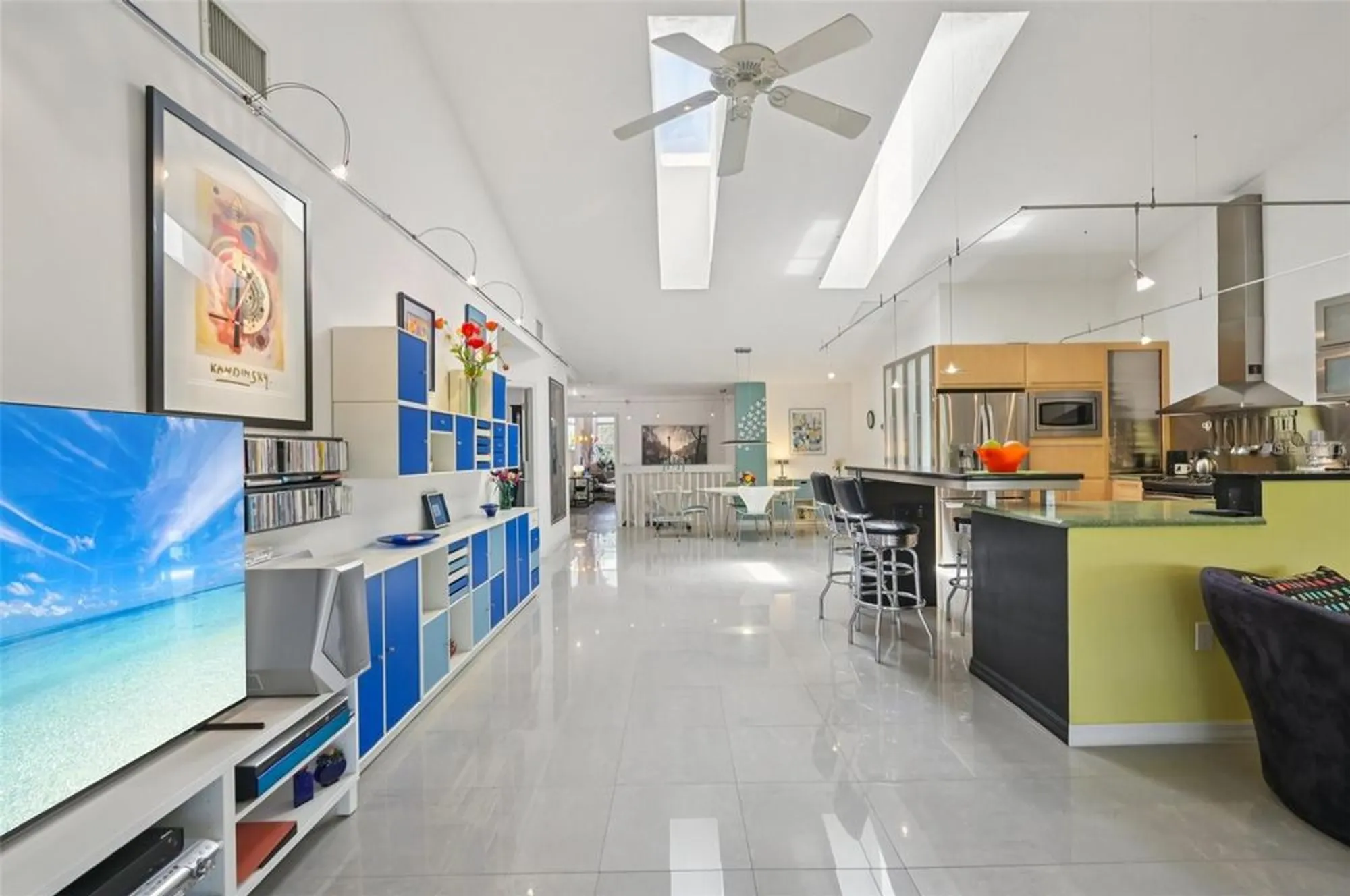 Property Slideshow image 7 of 42 | 5588 golf pointe dr # 1, Sarasota, FL, 34243