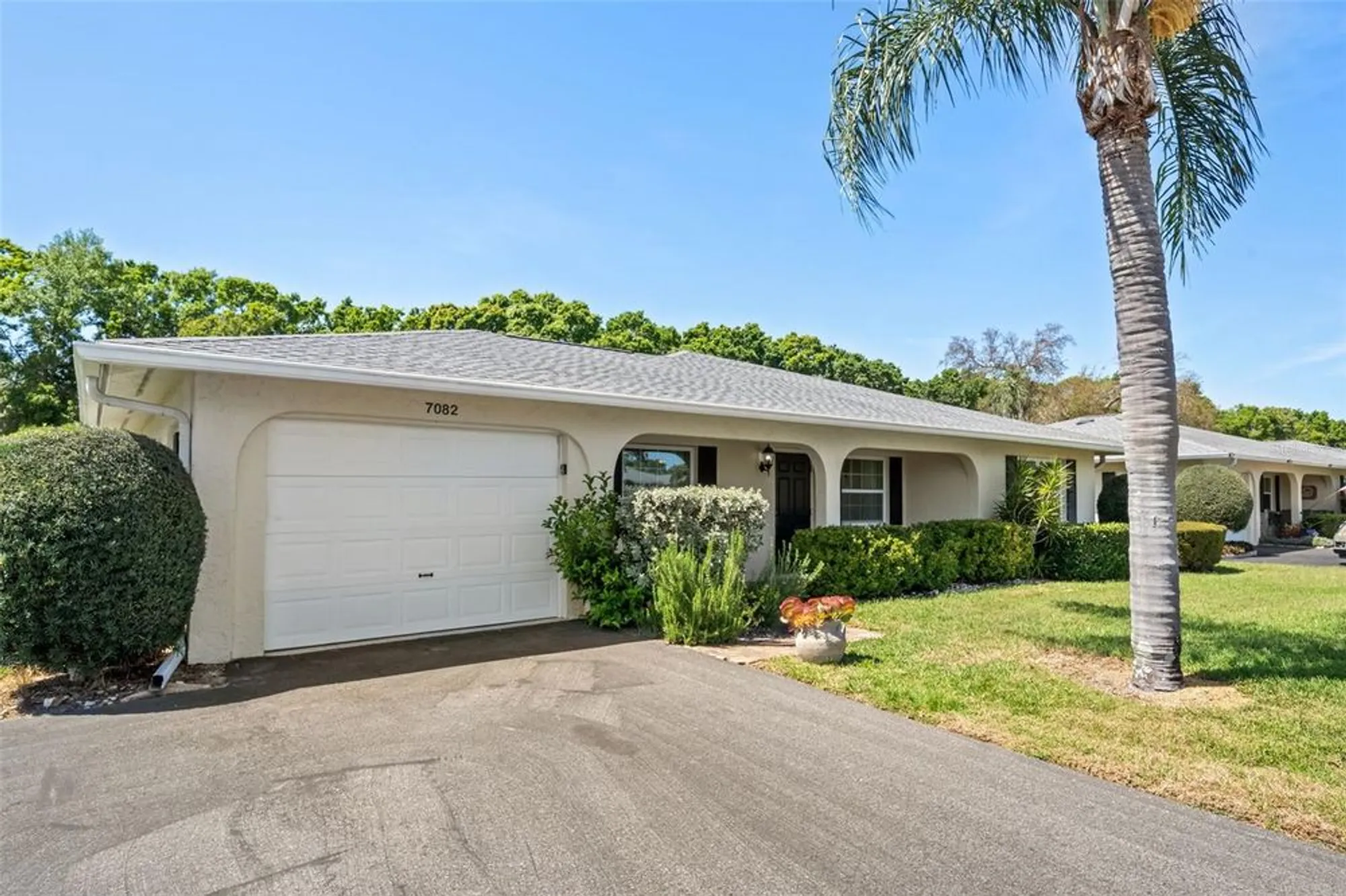 Property Slideshow image 4 of 70 | 7082 w country club dr n # 7082, Sarasota, FL, 34243