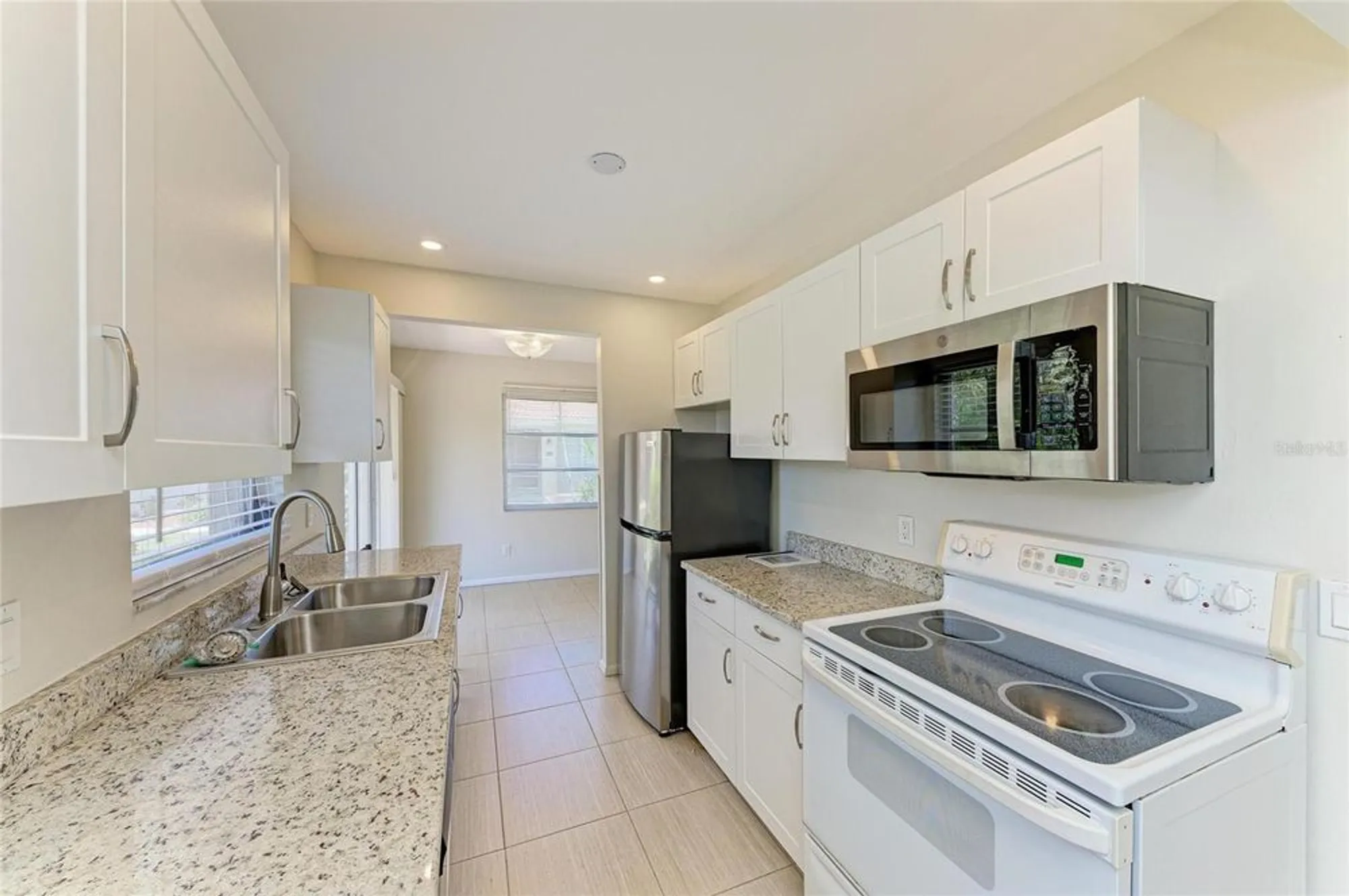 Property Slideshow image 12 of 34 | 2121 pueblo cir # v6, Sarasota, FL, 34231