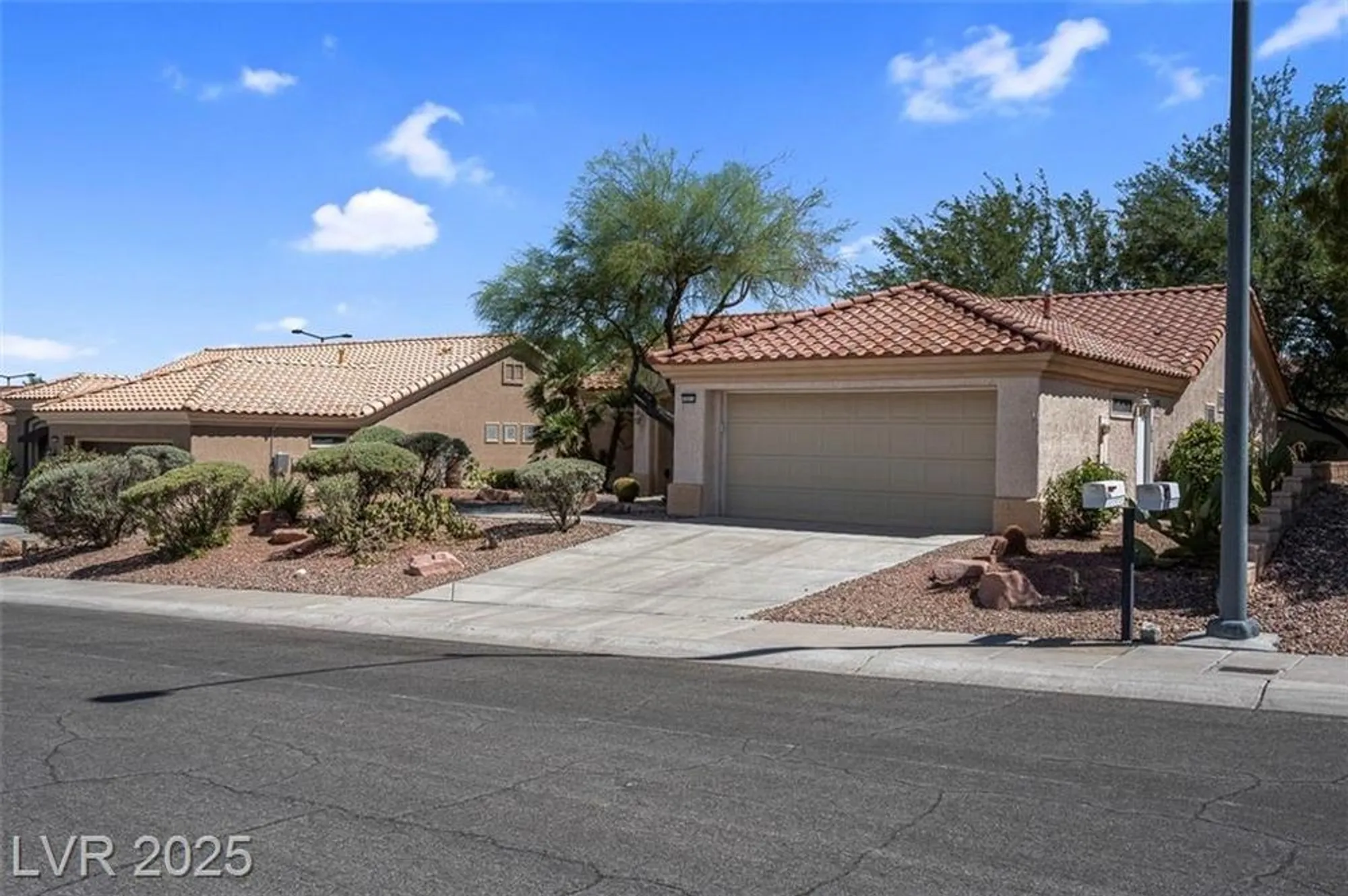 Property Slideshow image 3 of 38 | 10013 cresent creek dr, Las Vegas, NV, 89134