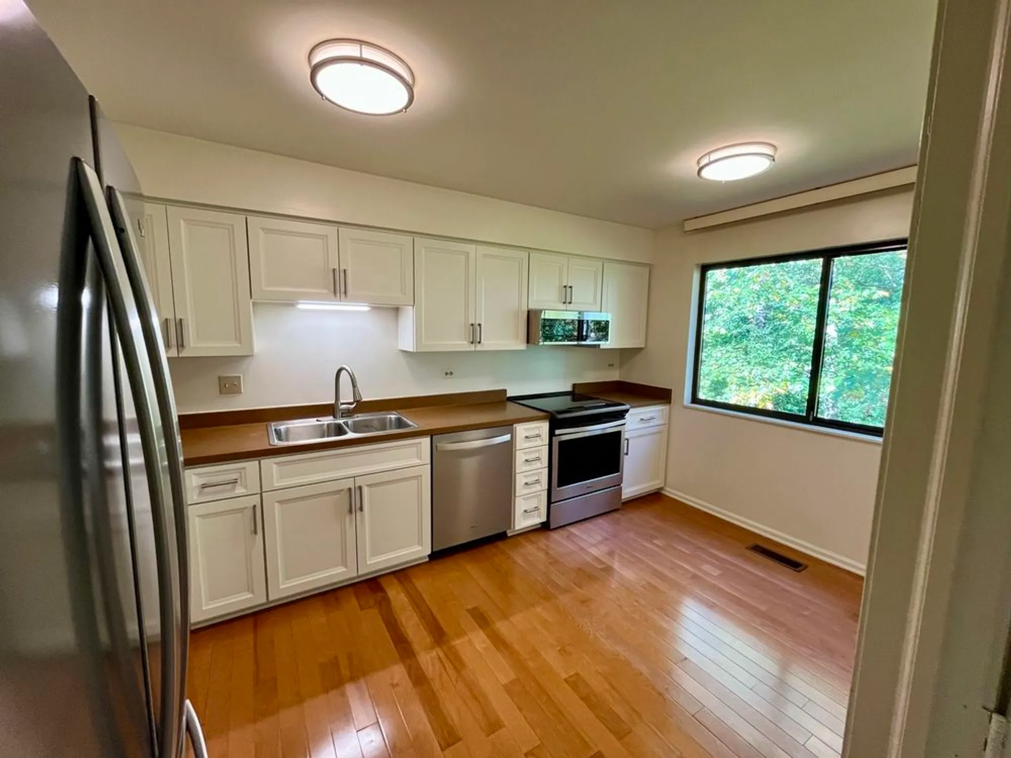 Property Slideshow image 10 of 43 | 315 bluff ct c, Lake Barrington, IL, 60010