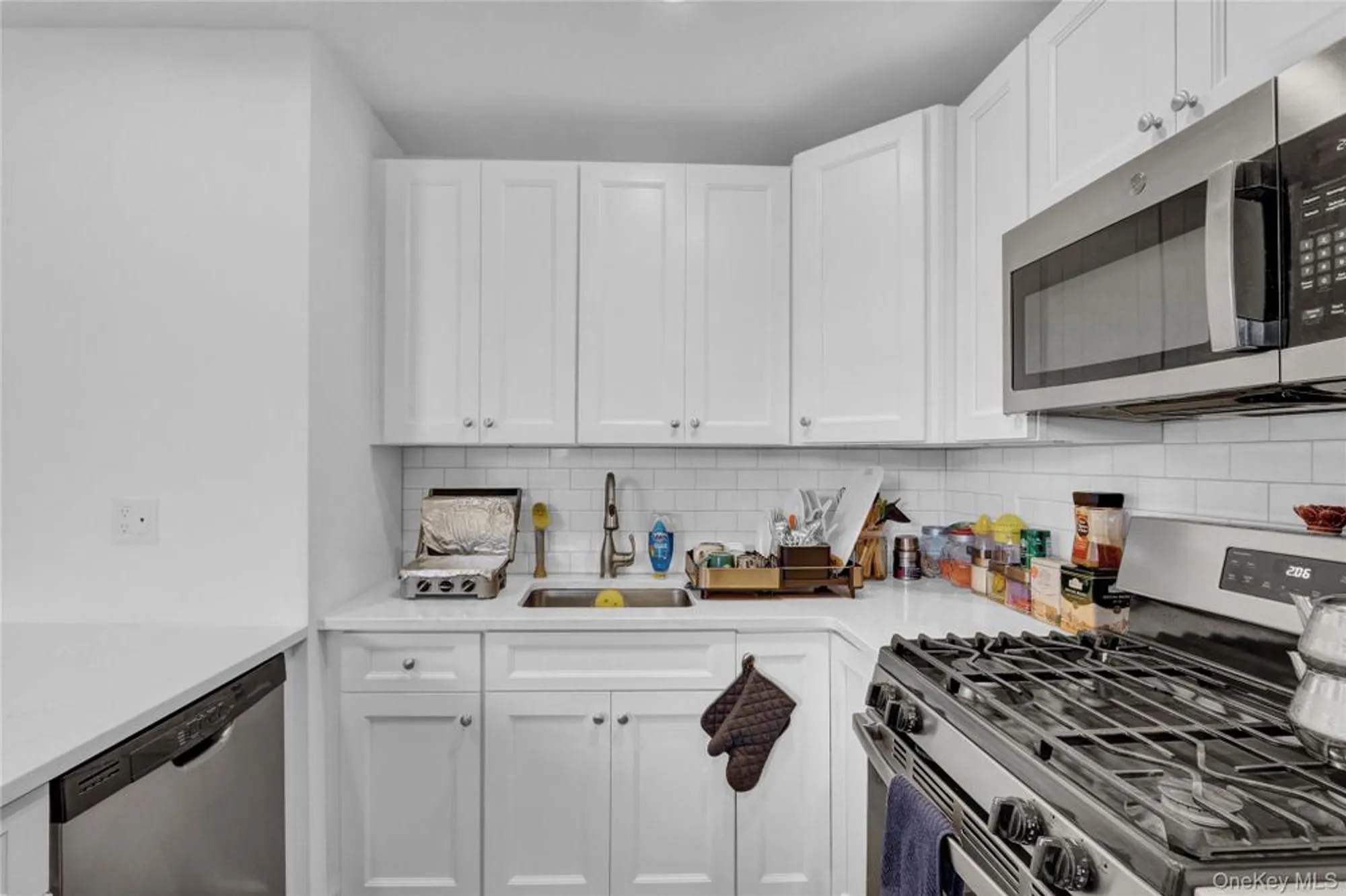 Property Slideshow image 12 of 25 | 704 breton way # 704, Glen Cove, NY, 11542