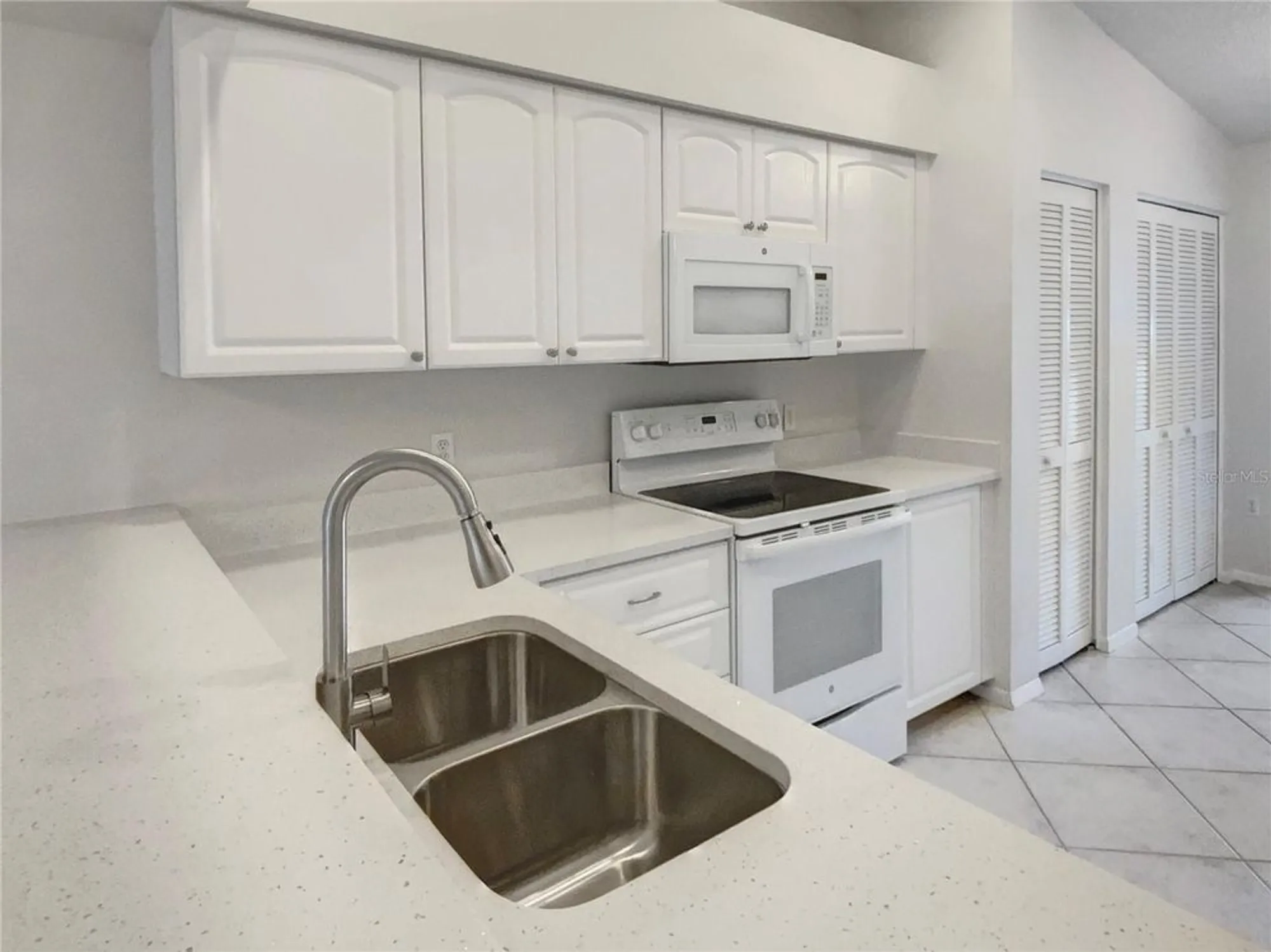 Property Slideshow image 14 of 20 | 6904 drewrys blf 810, Bradenton, FL, 34203