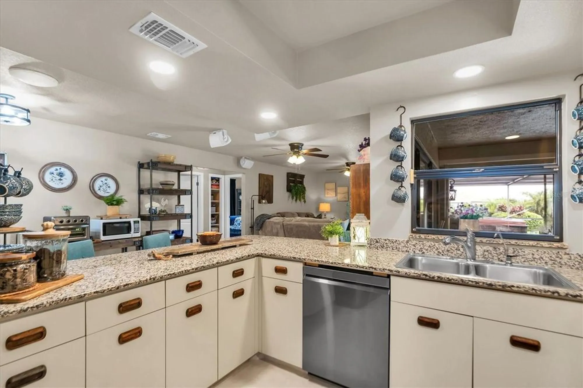 Property Slideshow image 13 of 54 | 301 thorn hill pl, Sun City Center, FL, 33573