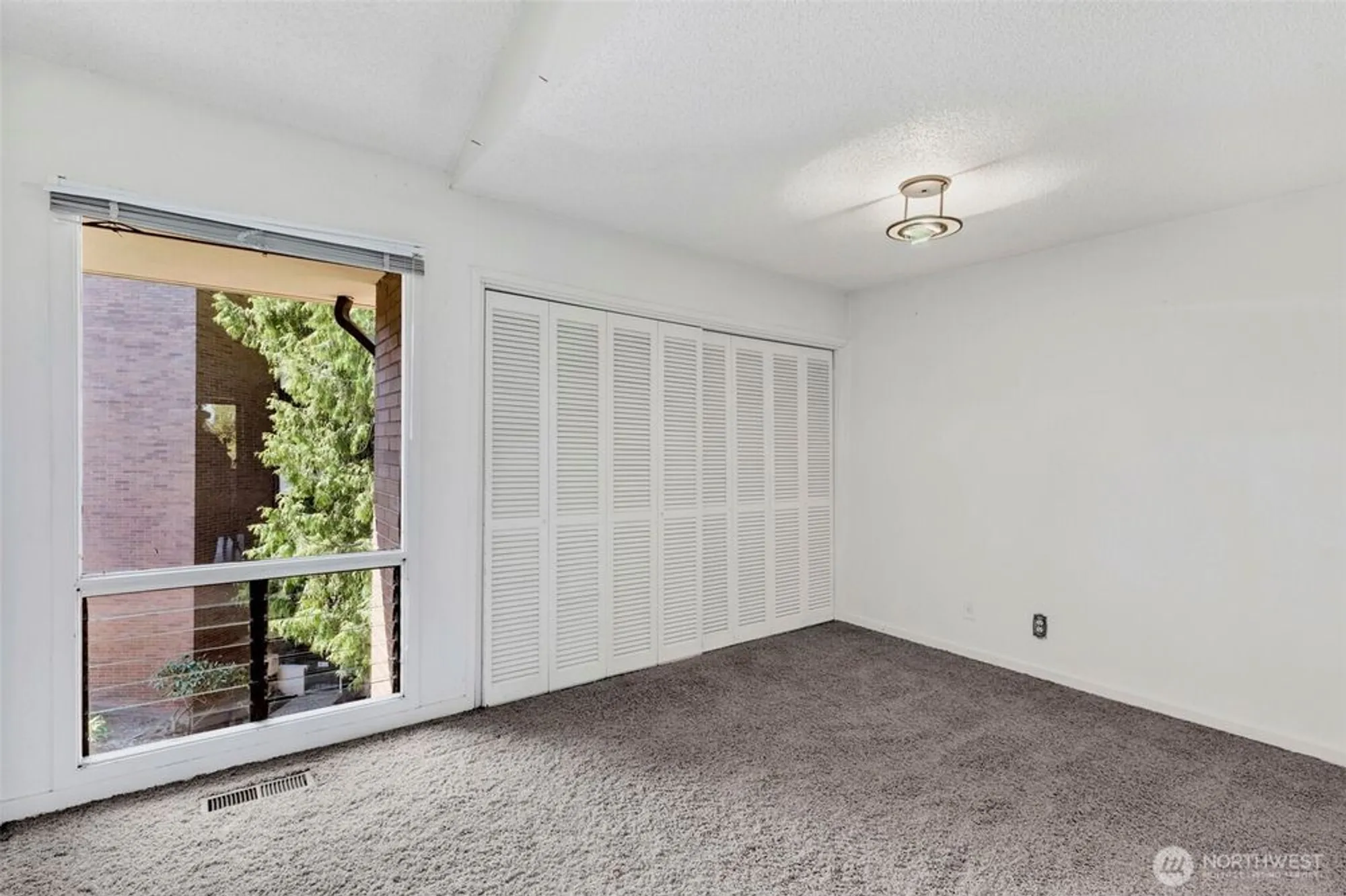 Property Slideshow image 24 of 39 | 10911 glen acres dr d, Seattle, WA, 98168