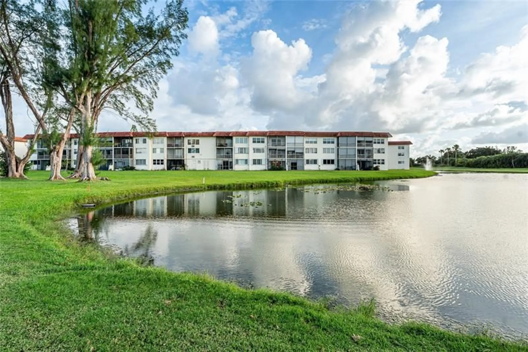 Property Slideshow image 18 of 56 | 9611 n hollybrook lake dr 107, Pembroke Pines, FL, 33025
