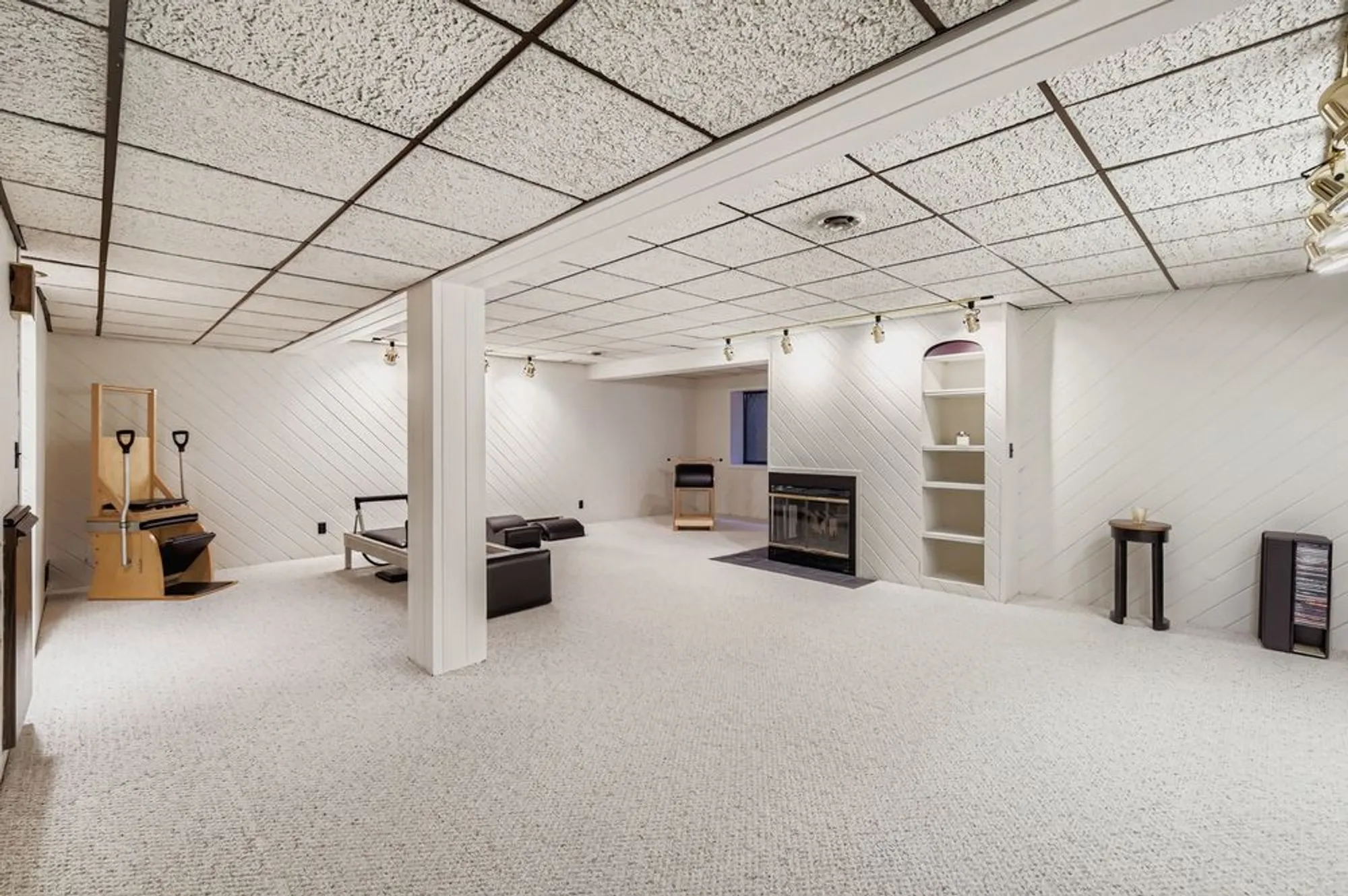 Property Slideshow image 22 of 53 | 668 shoreline rd, Lake Barrington, IL, 60010