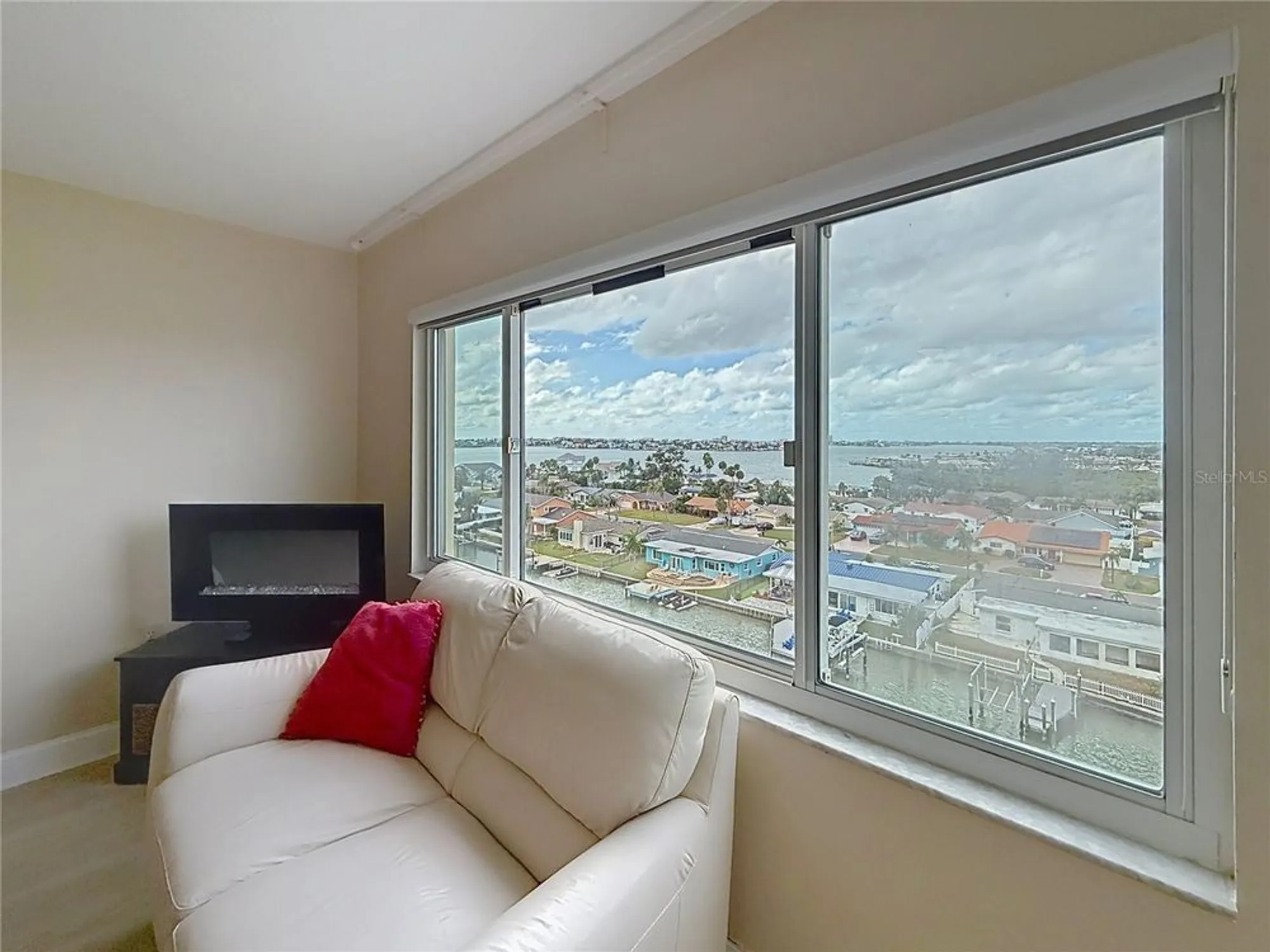 Property Slideshow image 28 of 77 | 4725 cove cir apt 810, Saint Petersburg, FL, 33708