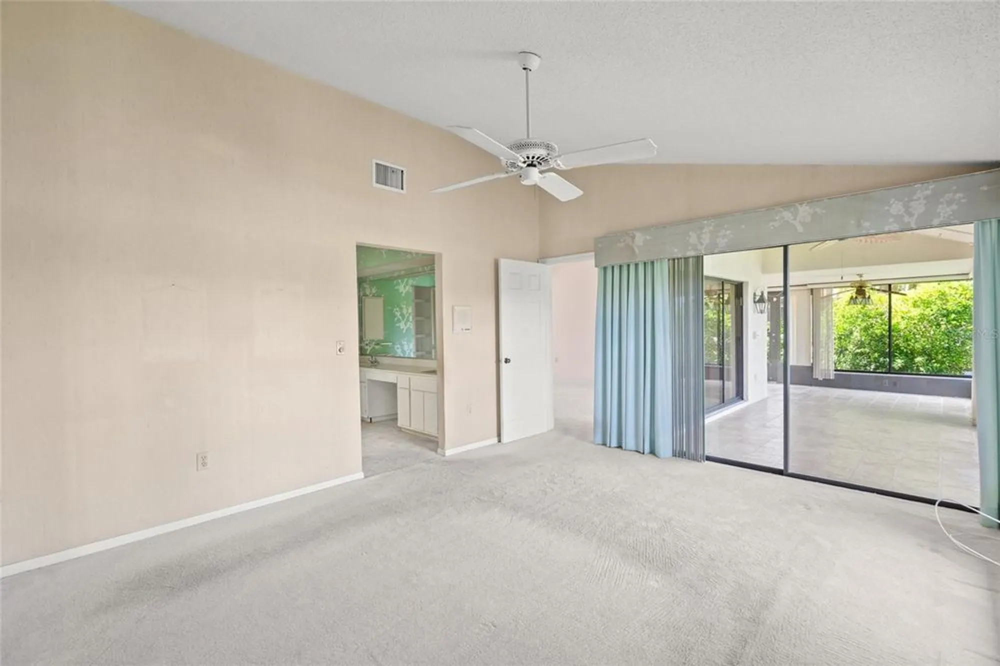 Property Slideshow image 17 of 43 | 7475 oak moss dr 20, Sarasota, FL, 34241