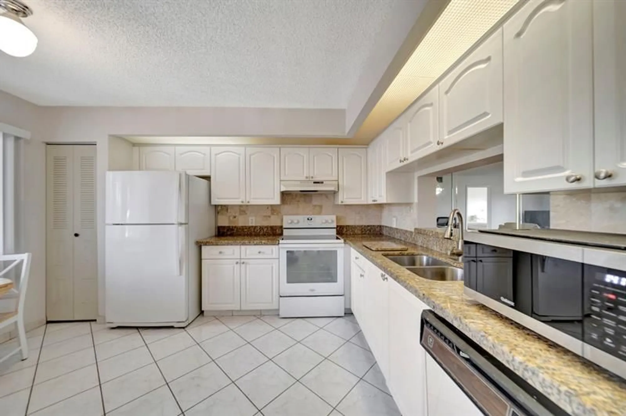 Property Slideshow image 19 of 54 | 900 sw 128th ave, Pembroke Pines, FL, 33027