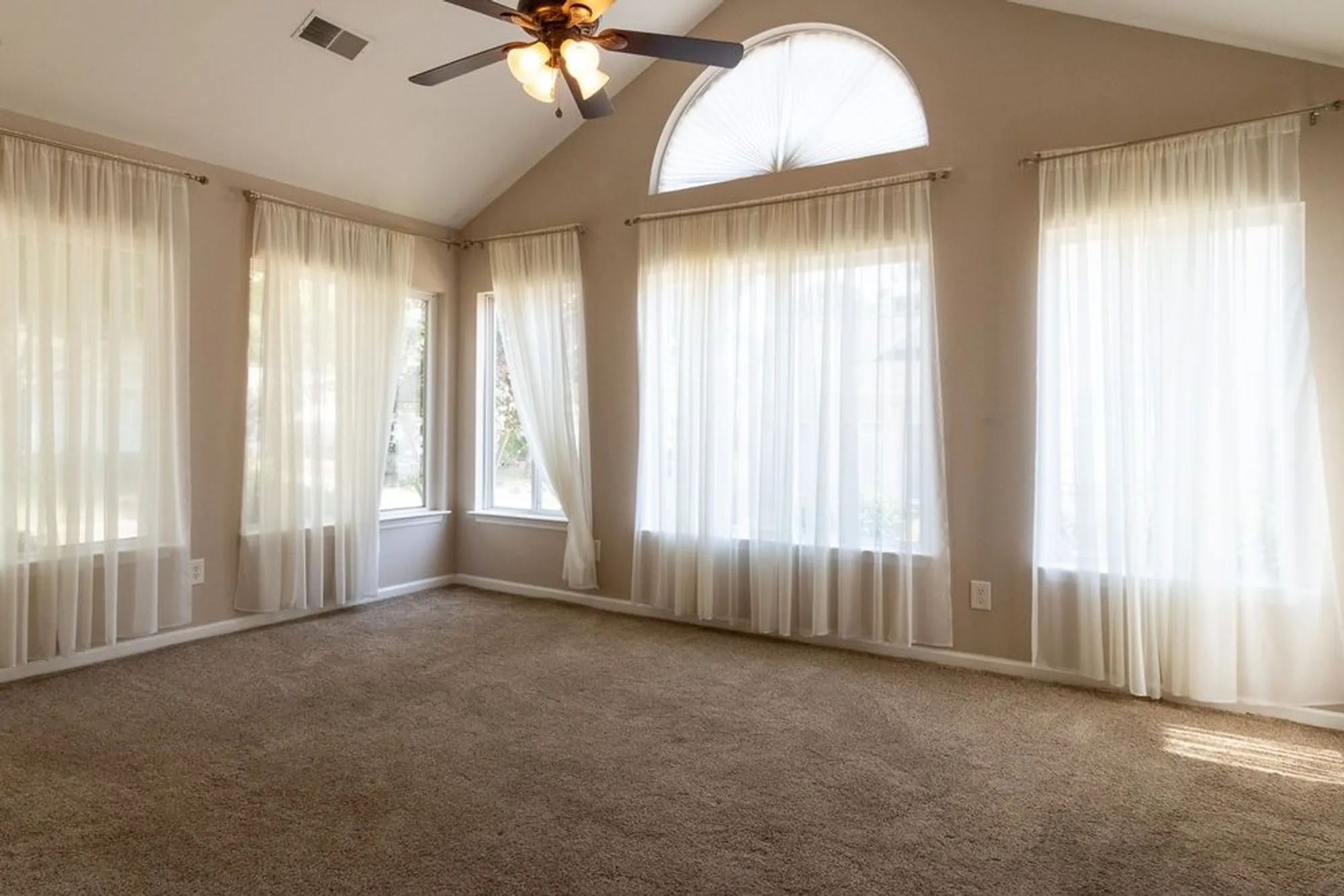 Property Slideshow image 16 of 29 | 825 s browns ln 1301, Gallatin, TN, 37066