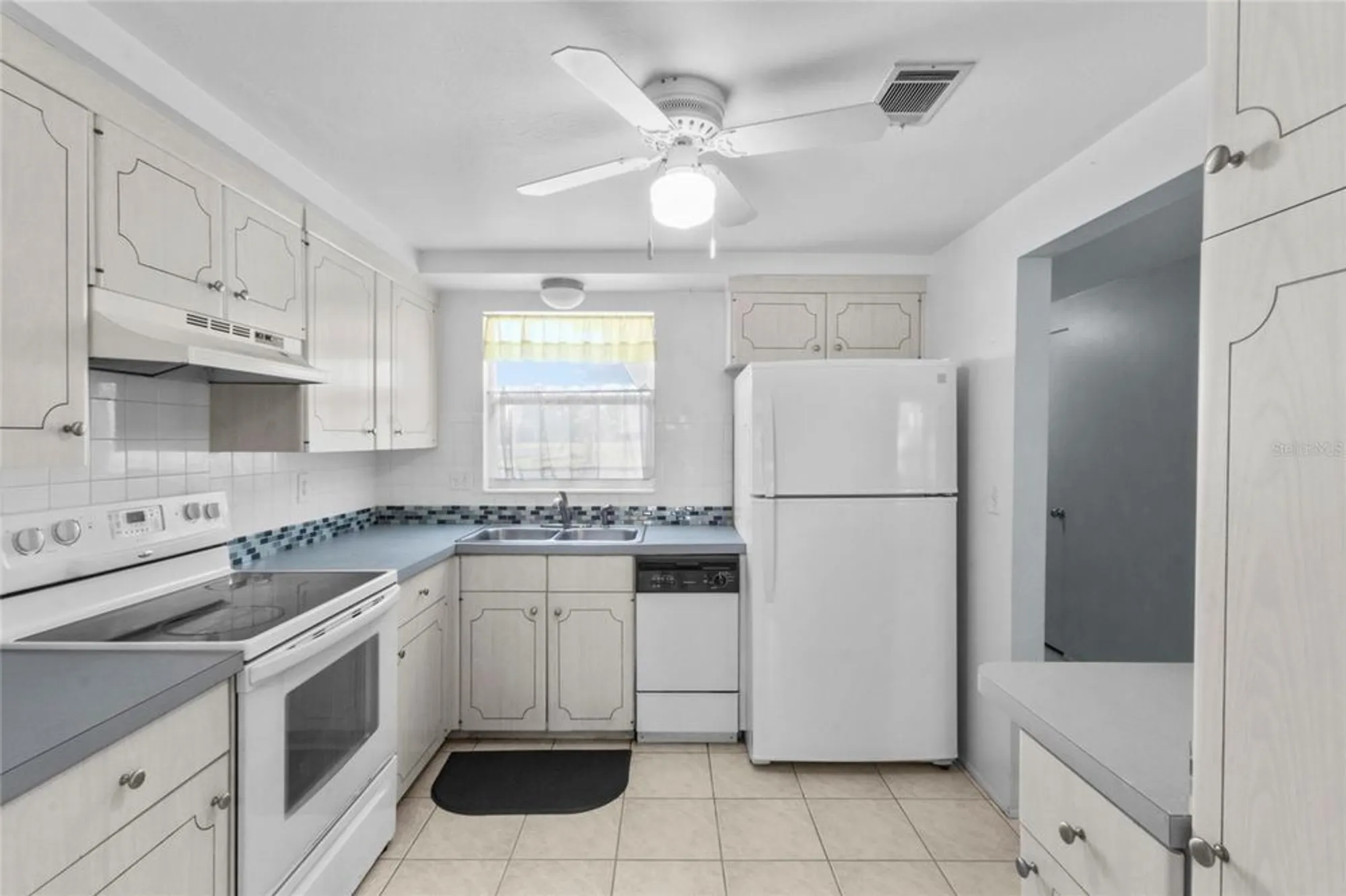 Property Slideshow image 4 of 23 | 1523 lakeside dr 15, Venice, FL, 34293