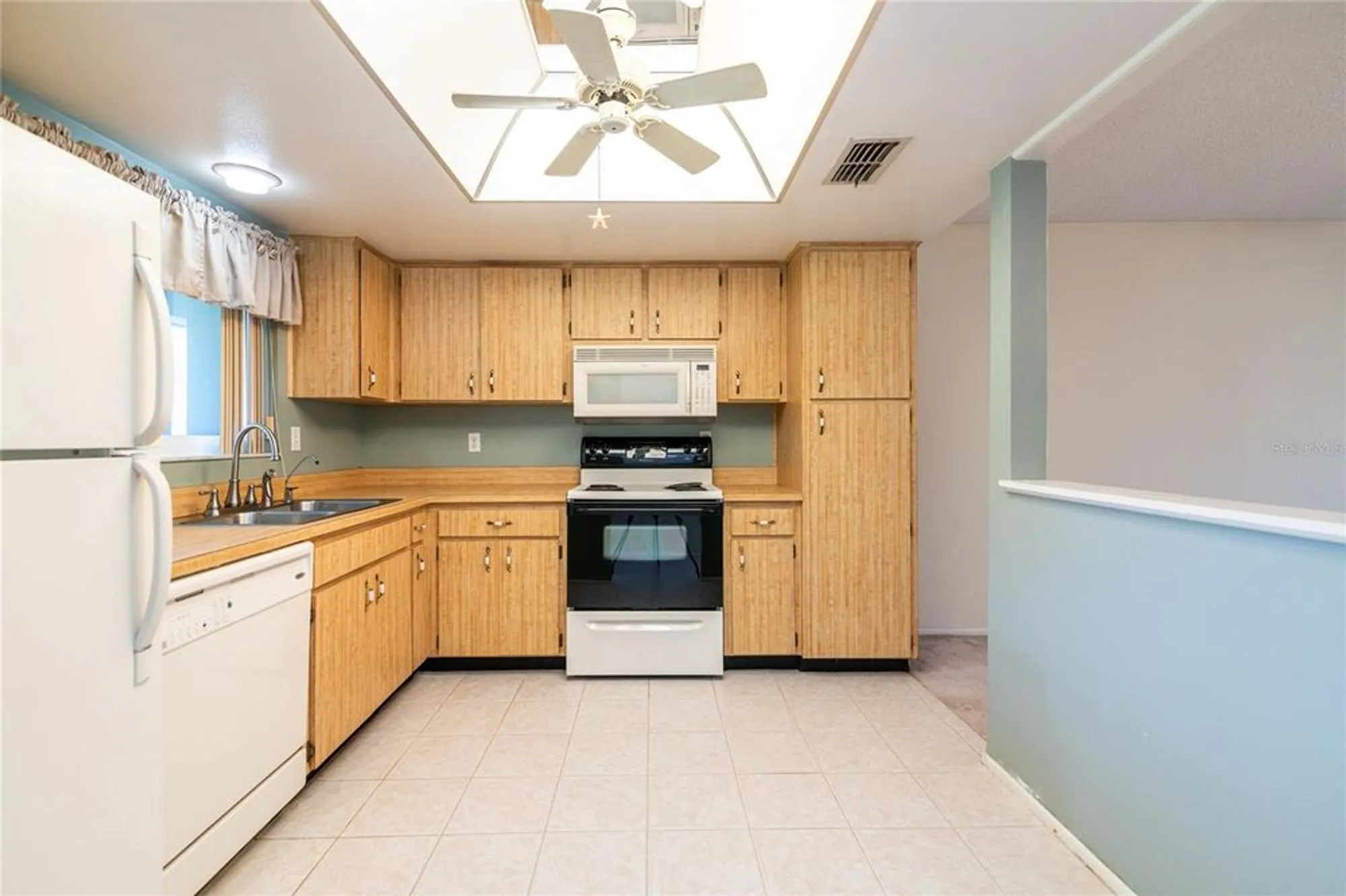 Property Slideshow image 5 of 32 | 2502 laurelwood dr # 3b, Clearwater, FL, 33763
