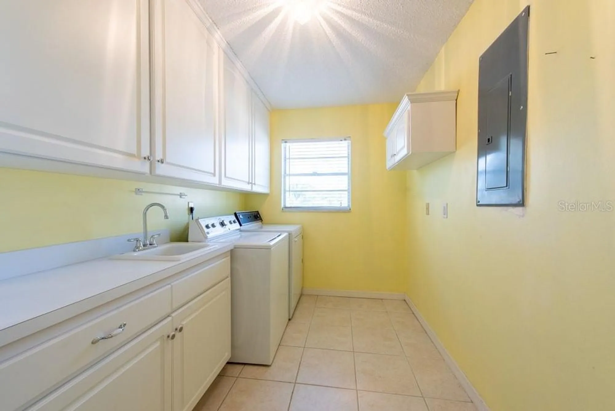 Property Slideshow image 26 of 44 | 106 silverbell ct, Sun City Center, FL, 33573