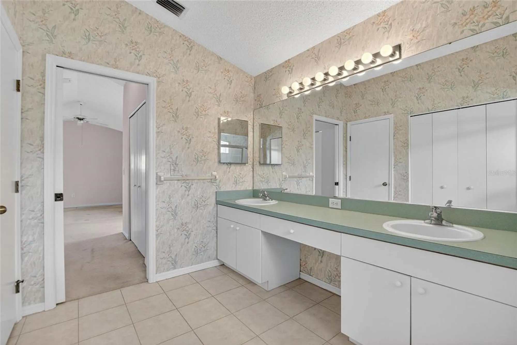 Property Slideshow image 25 of 50 | 331 caloosa palms ct, Sun City Center, FL, 33573