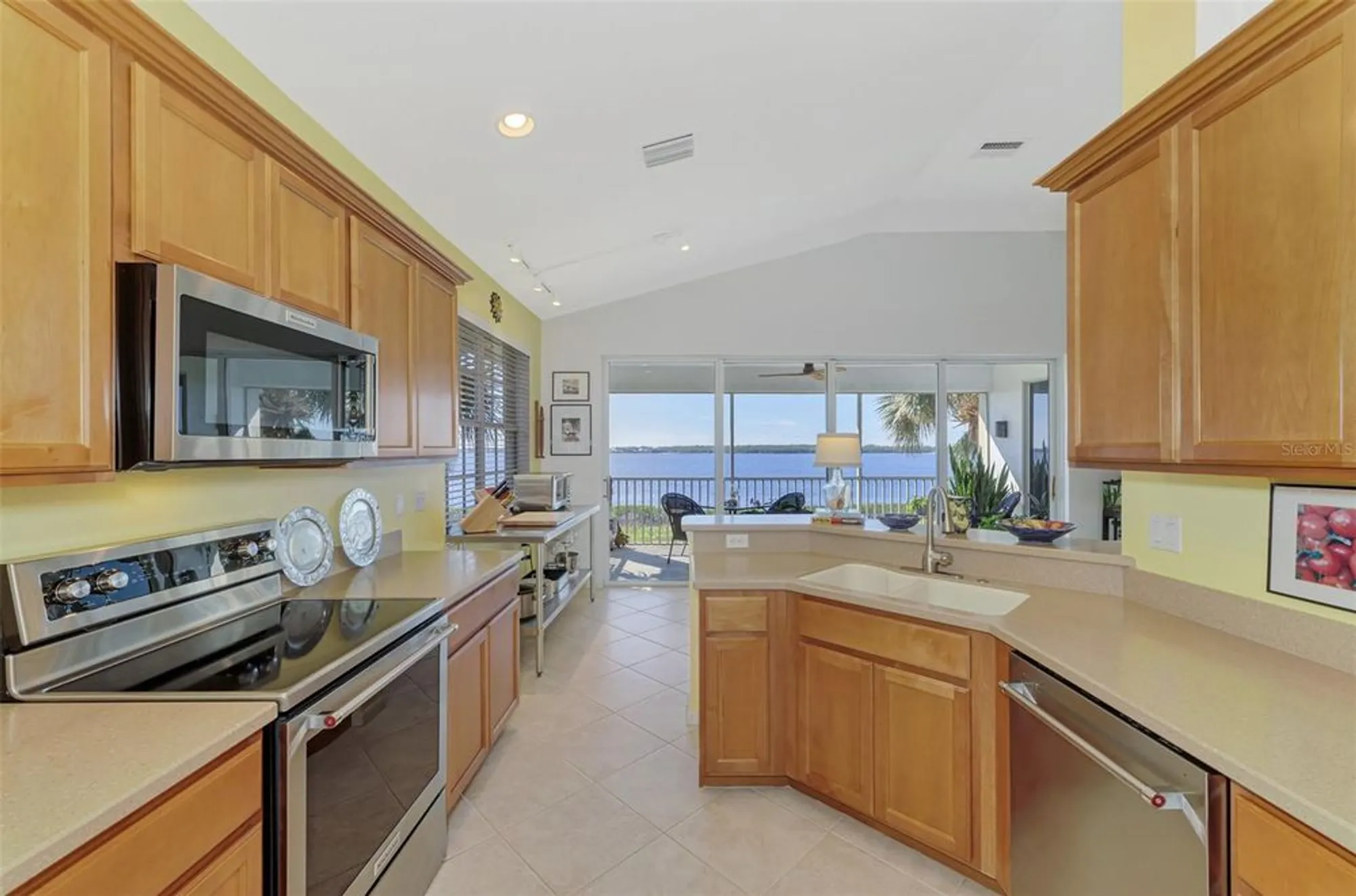 Property Slideshow image 21 of 75 | 4628 club dr h201, Port Charlotte, FL, 33953