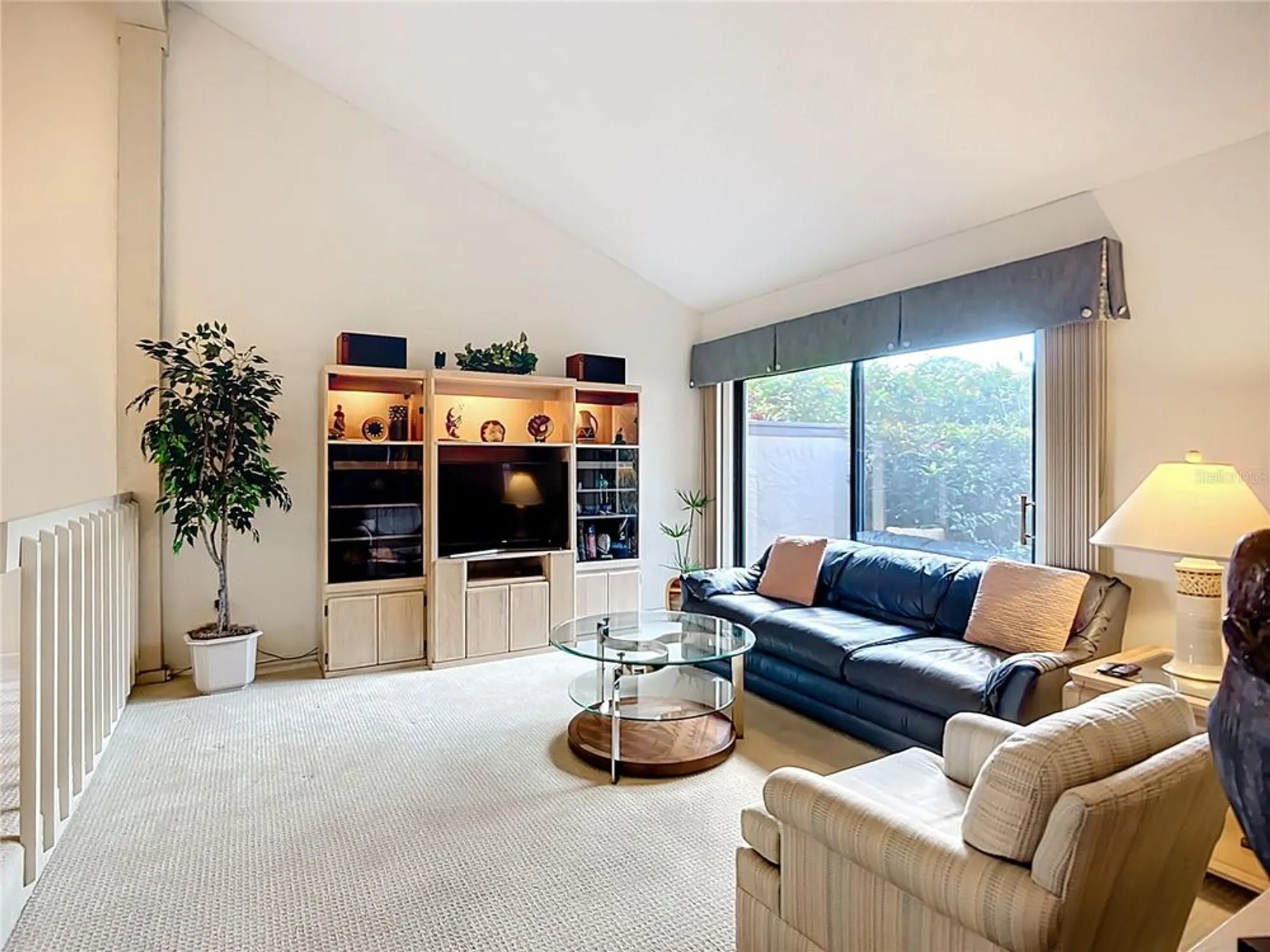 Property Slideshow image 13 of 43 | 4683 oak hollow dr 3, Sarasota, FL, 34241