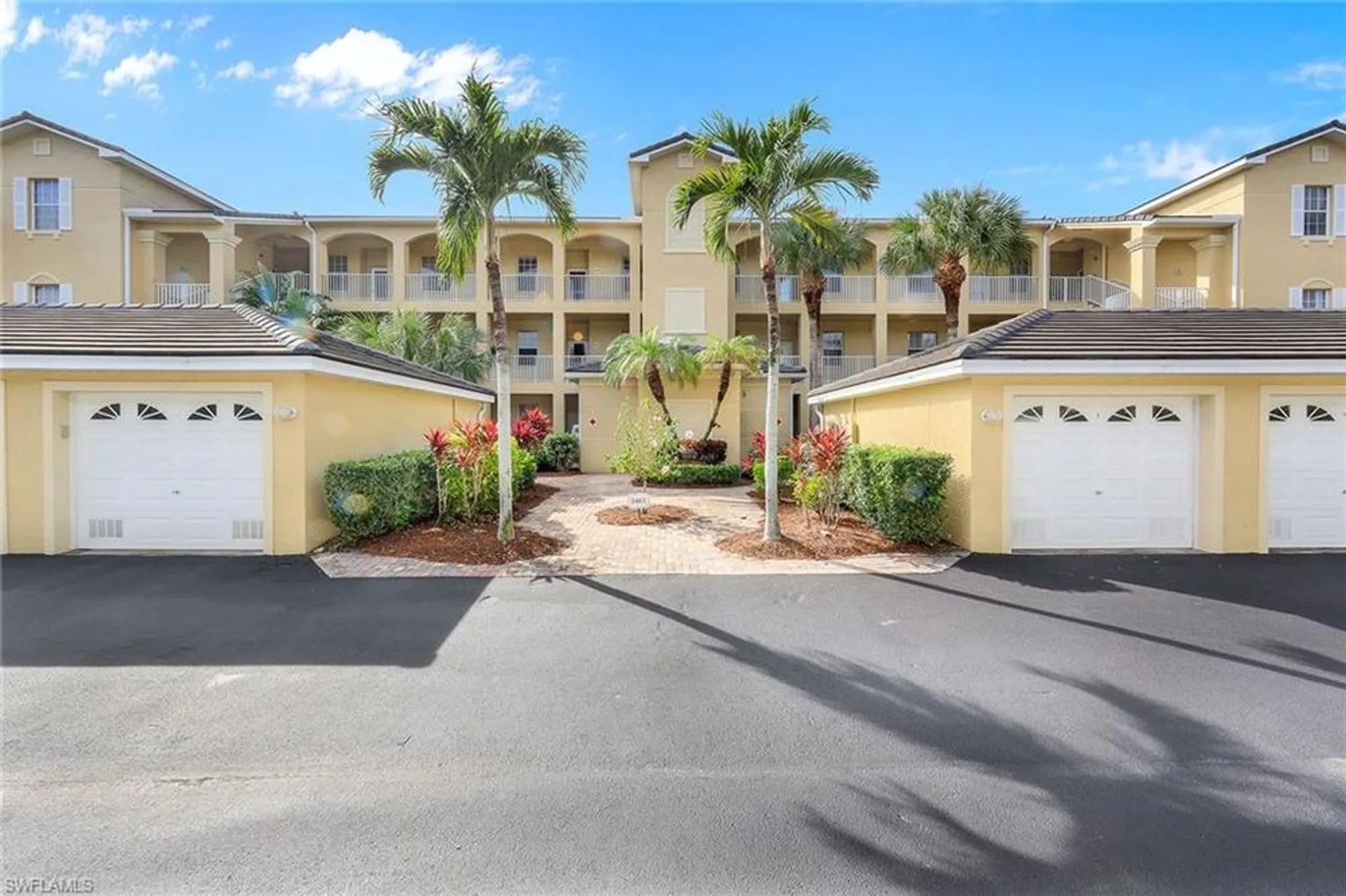 Property Slideshow image 2 of 32 | 3461 pointe creek ct 102, Bonita Springs, FL, 34134